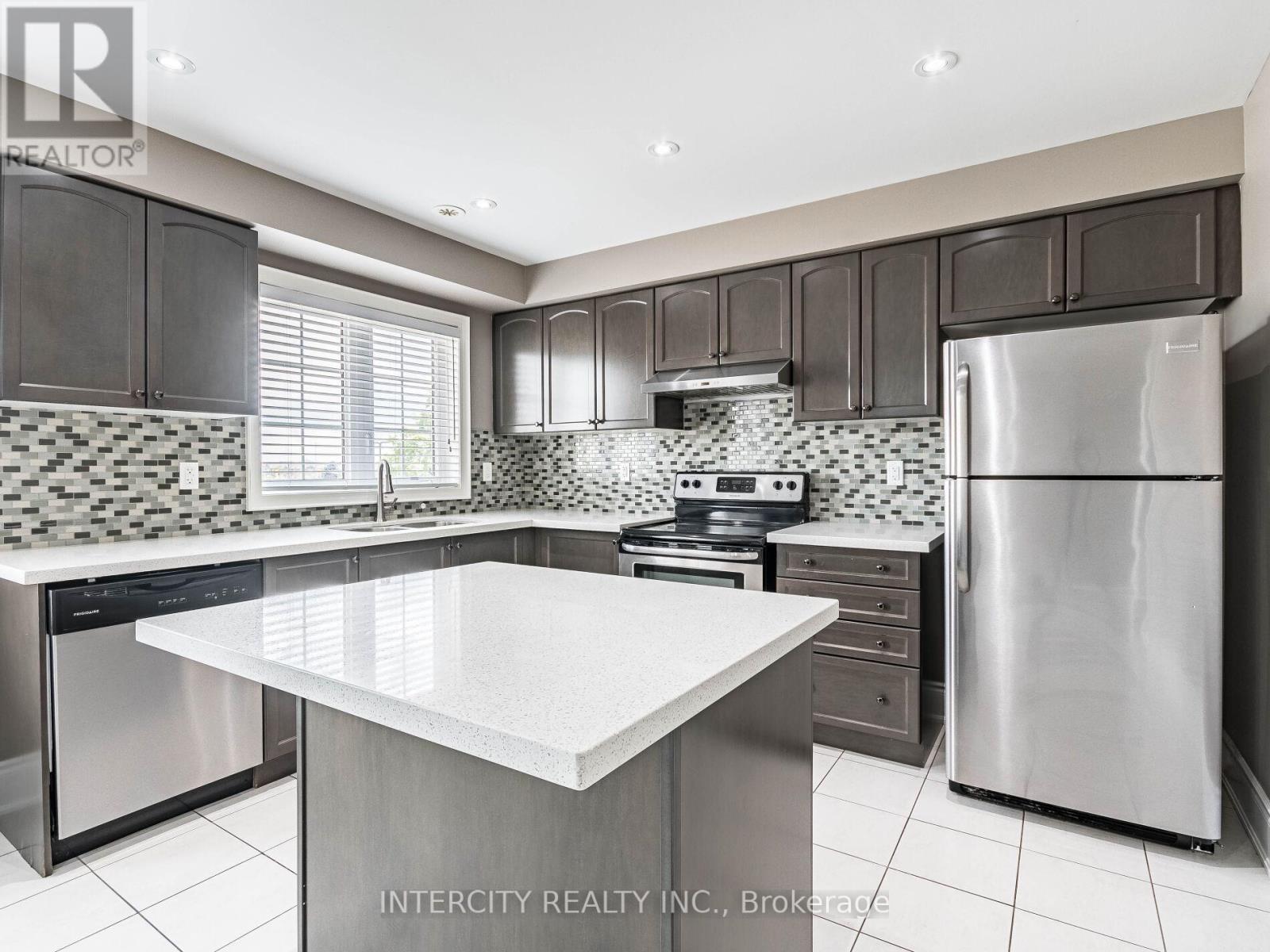 Photo 22 of 21 Vanhorne Close, Brampton ON