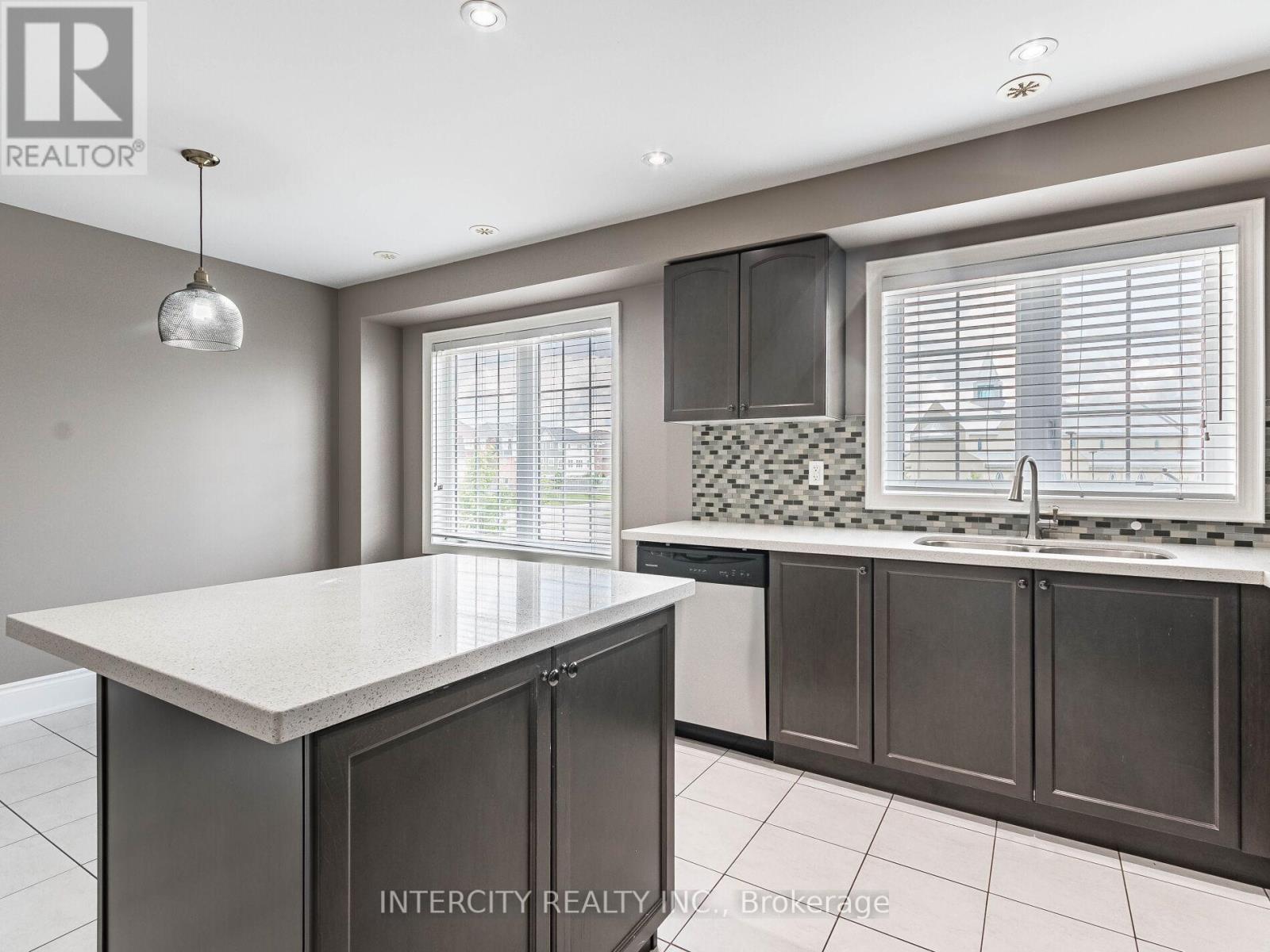 Photo 12 of 21 Vanhorne Close, Brampton ON