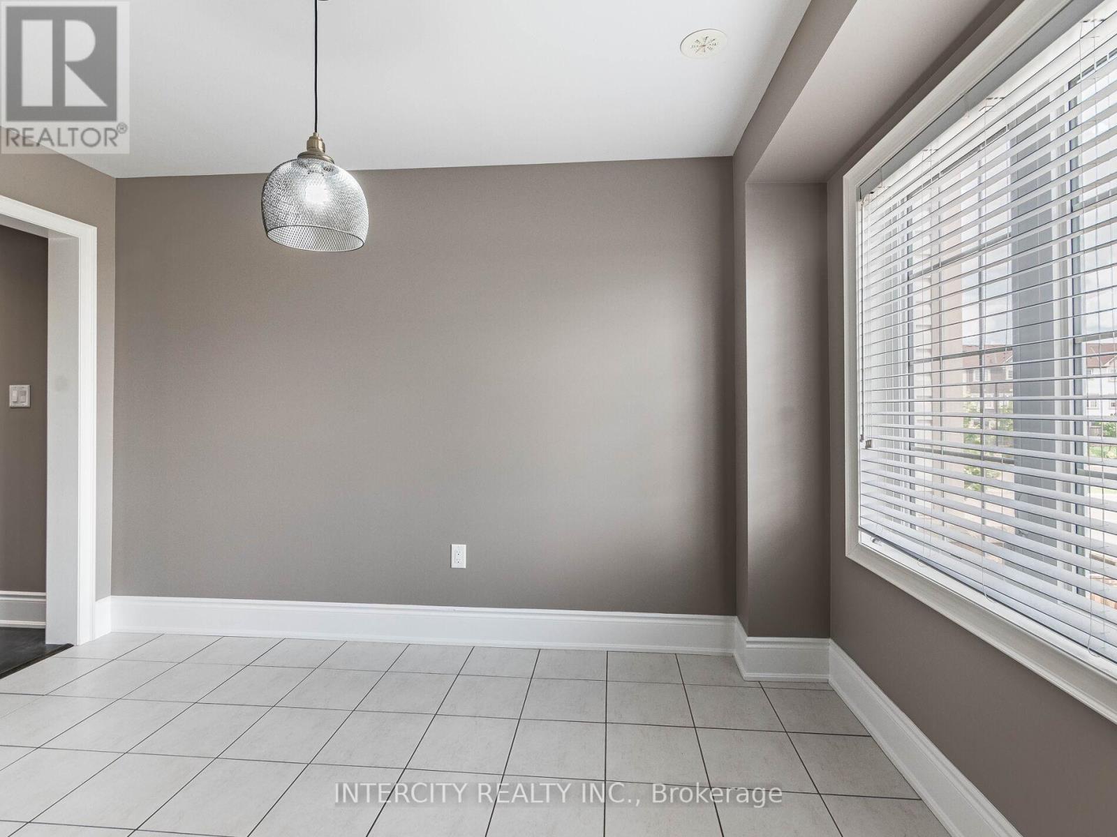 Photo 1 of 21 Vanhorne Close, Brampton ON