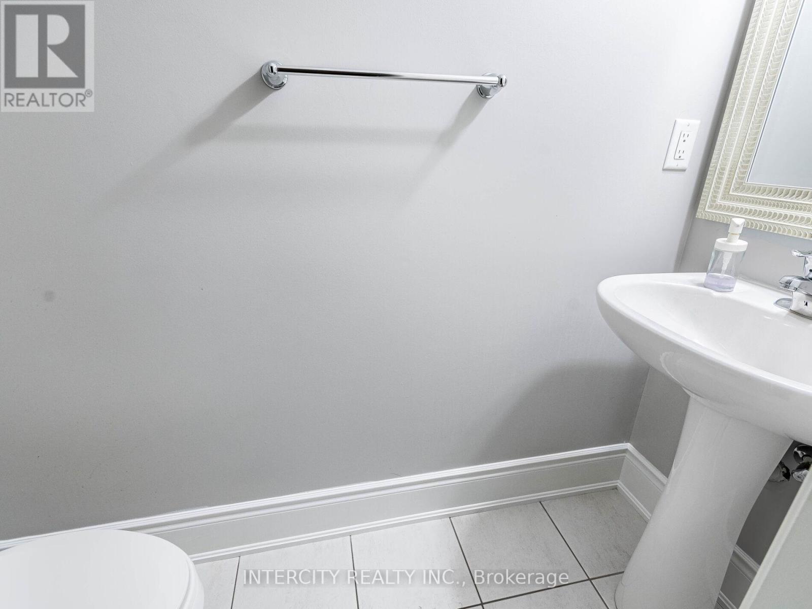 Photo 7 of 21 Vanhorne Close, Brampton ON