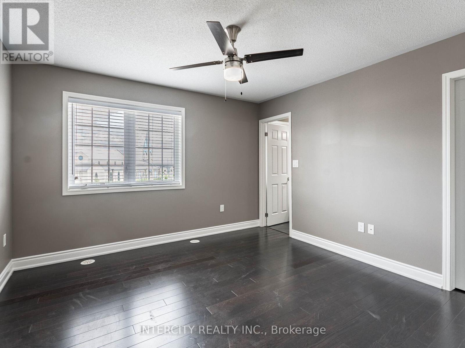 Photo 13 of 21 Vanhorne Close, Brampton ON