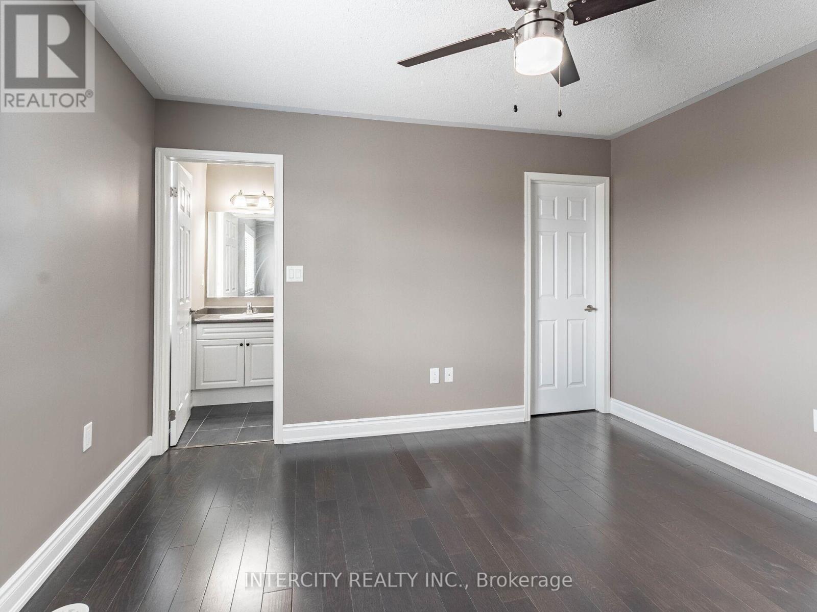 Photo 2 of 21 Vanhorne Close, Brampton ON