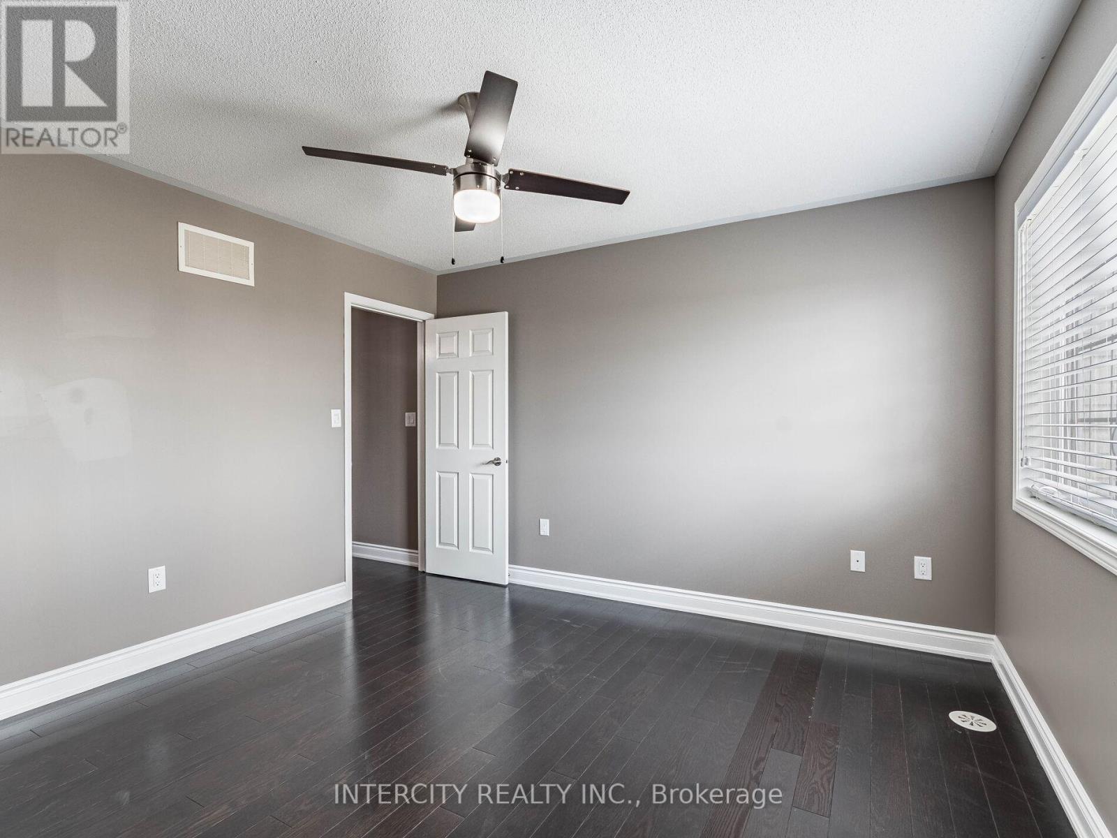 Photo 5 of 21 Vanhorne Close, Brampton ON