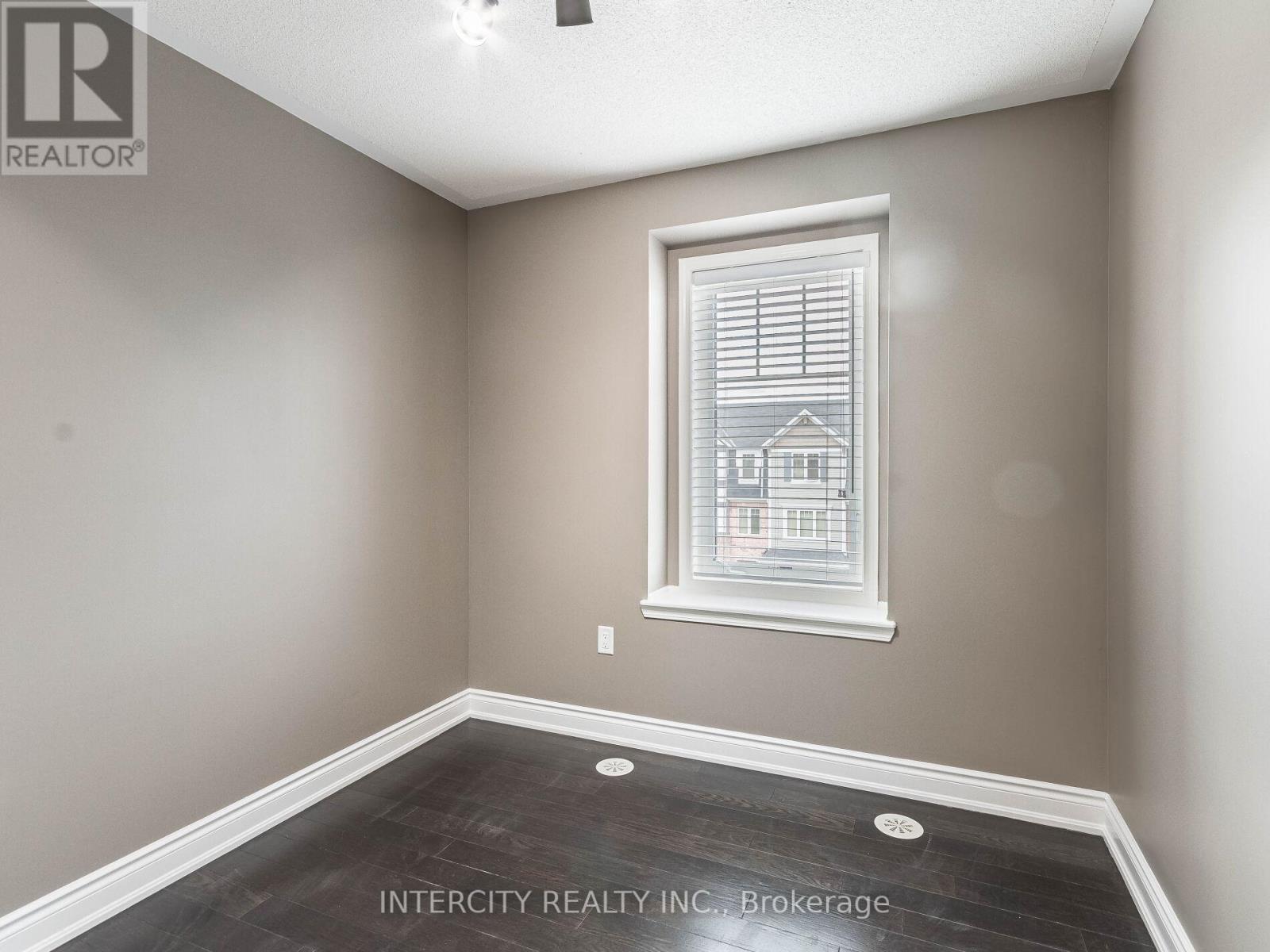 Photo 15 of 21 Vanhorne Close, Brampton ON