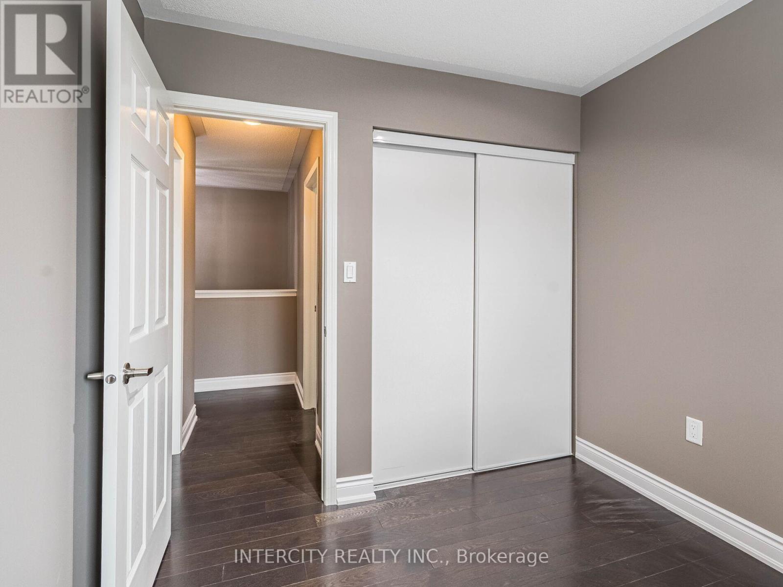 Photo 8 of 21 Vanhorne Close, Brampton ON