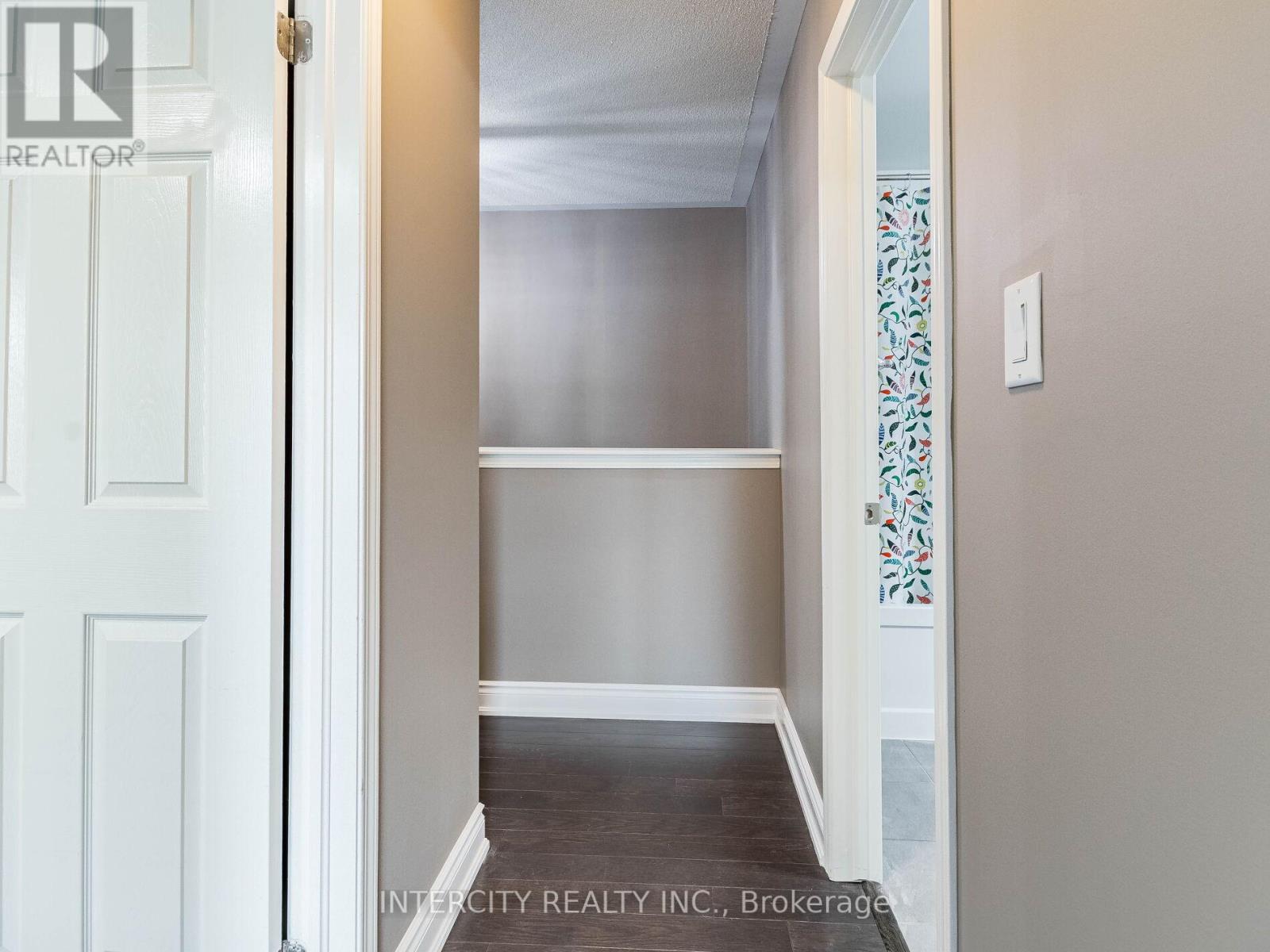 Photo 17 of 21 Vanhorne Close, Brampton ON