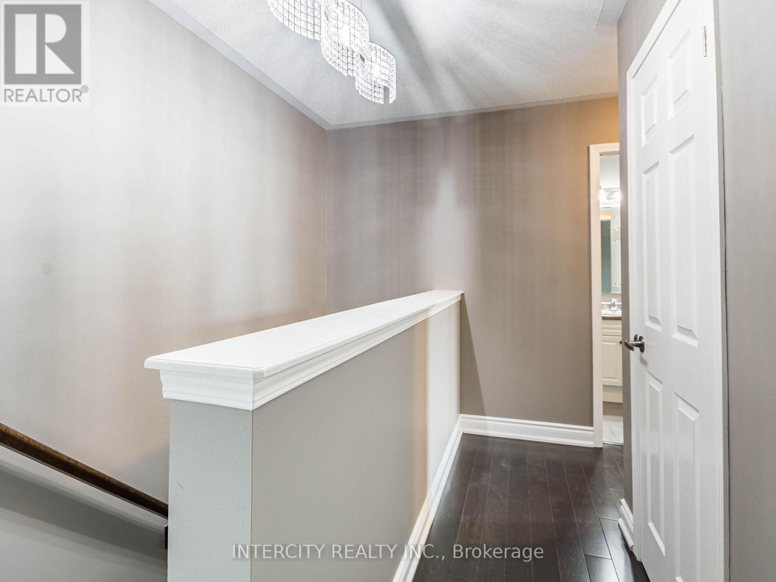 Photo 27 of 21 Vanhorne Close, Brampton ON