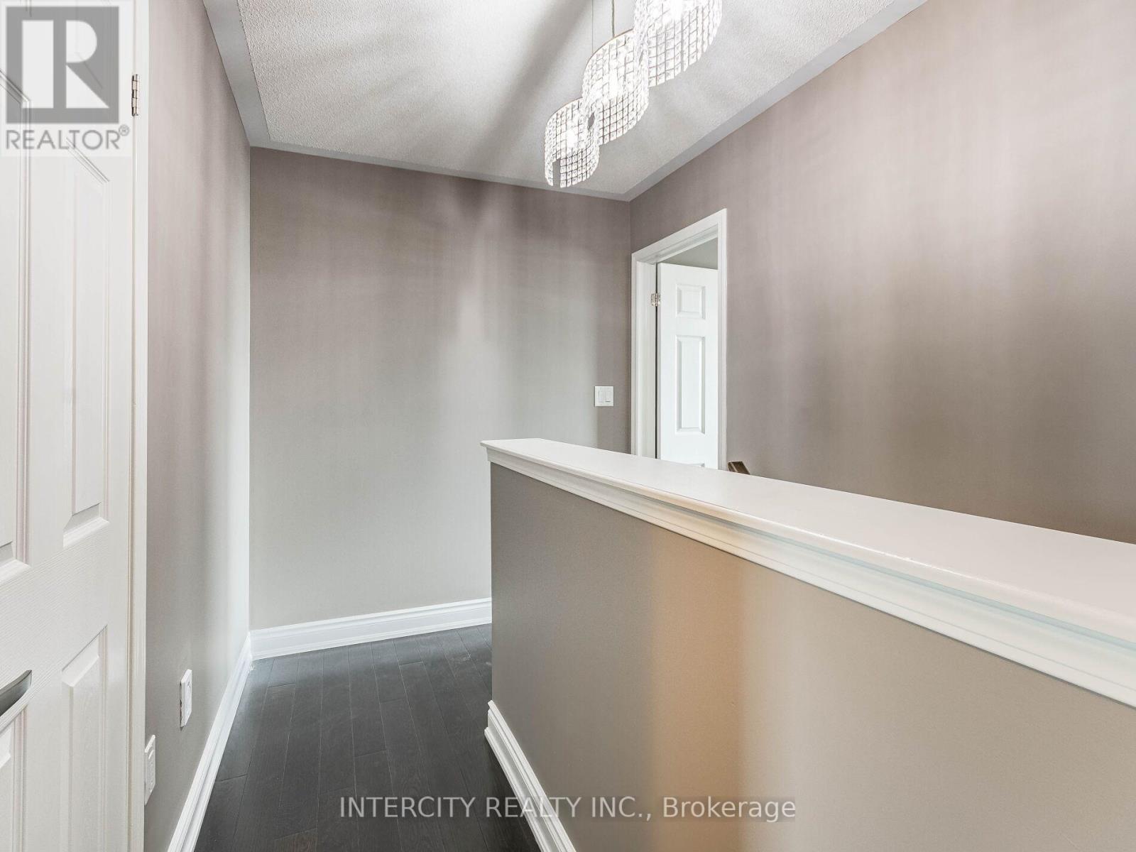 Photo 32 of 21 Vanhorne Close, Brampton ON