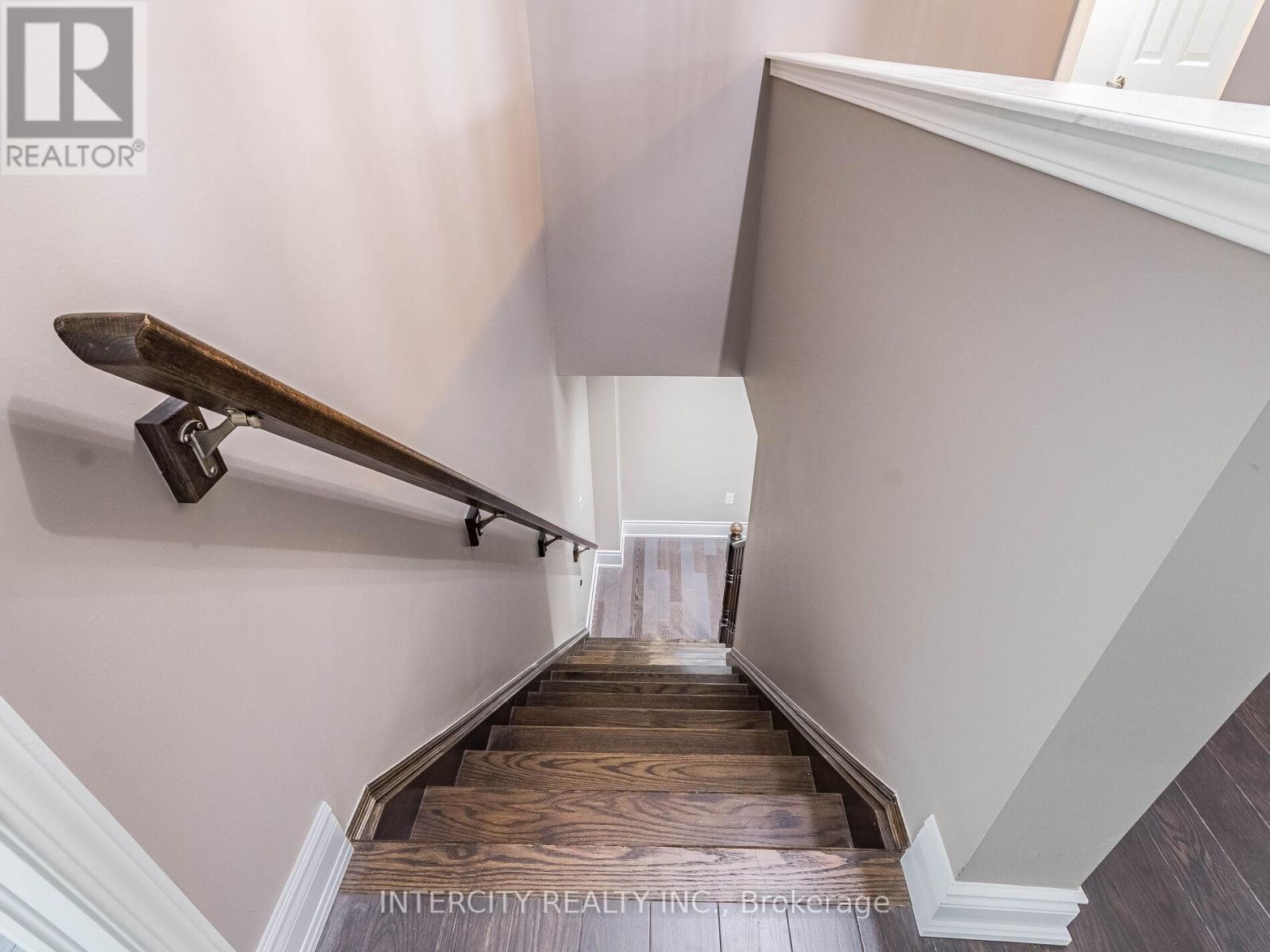 Photo 19 of 21 Vanhorne Close, Brampton ON
