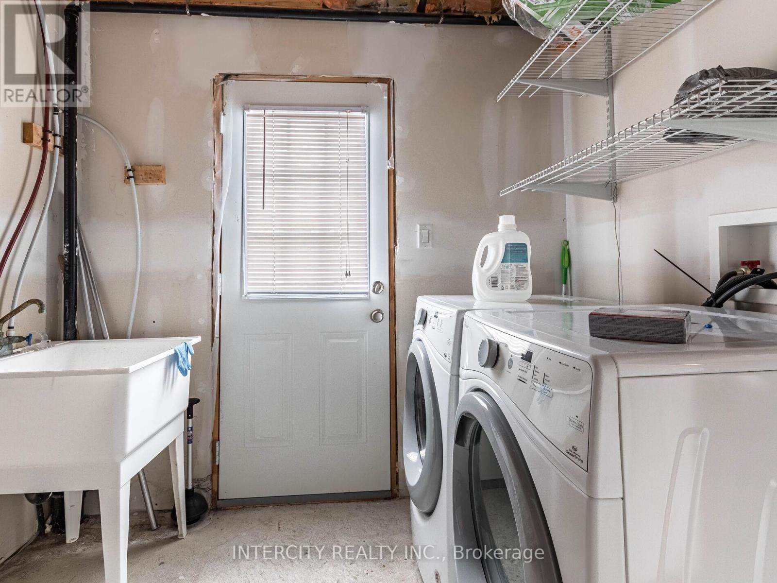 Photo 18 of 21 Vanhorne Close, Brampton ON