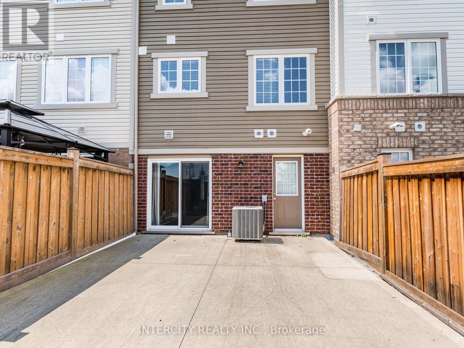 Photo 26 of 21 Vanhorne Close, Brampton ON