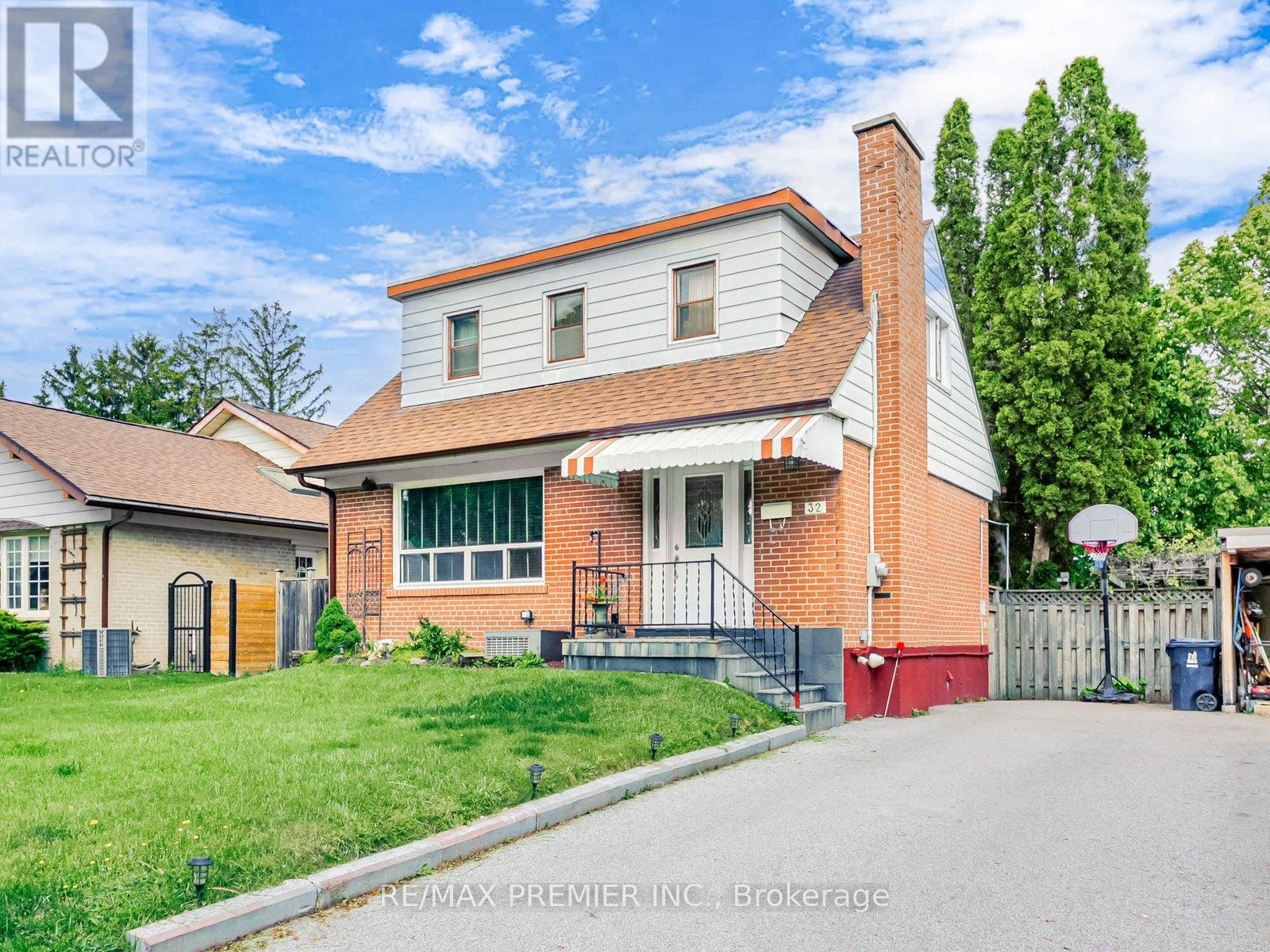 Photo 12 of 32 Genthorn Avenue, Toronto ON