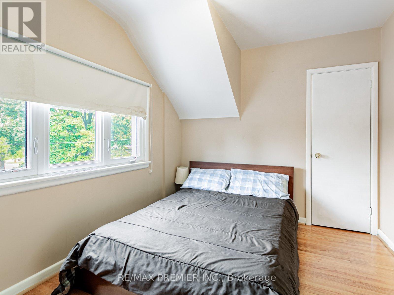 Photo 18 of 32 Genthorn Avenue, Toronto ON