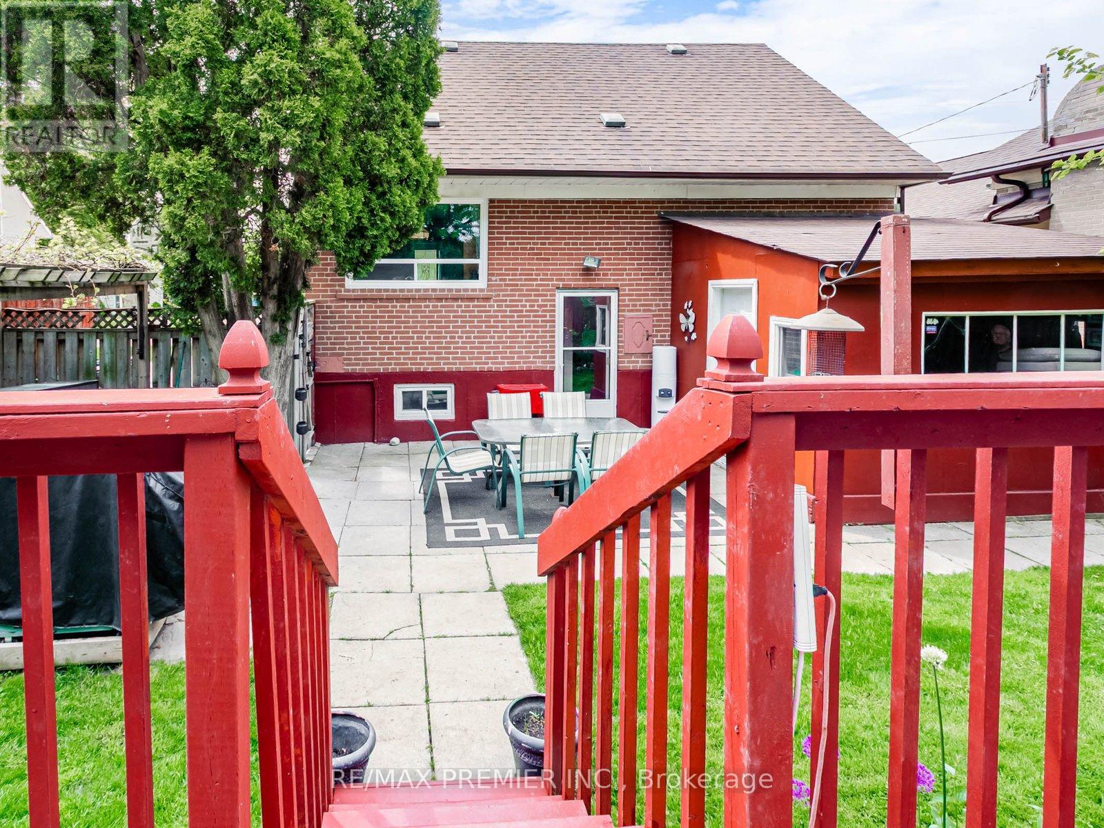 Photo 9 of 32 Genthorn Avenue, Toronto ON
