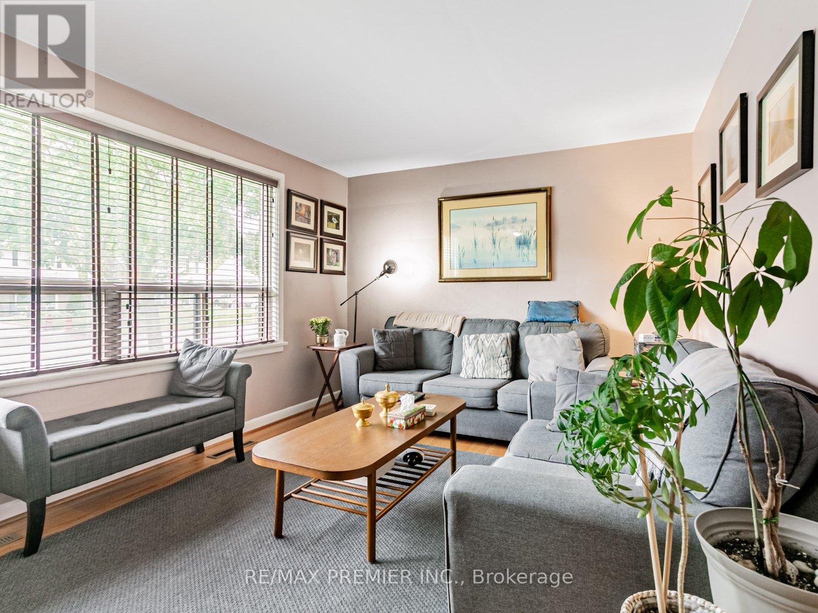 Photo 6 of 32 Genthorn Avenue, Toronto ON