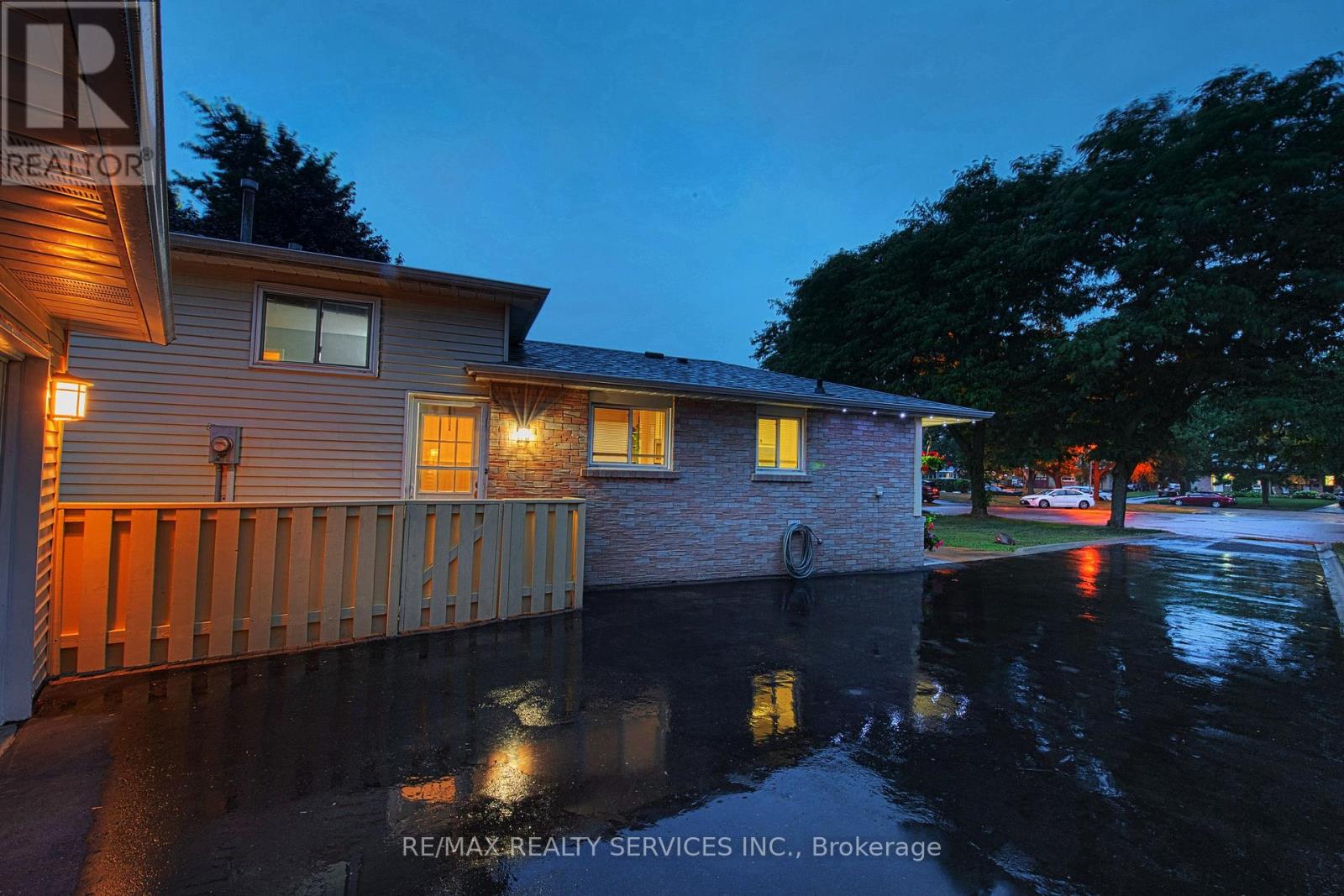 Photo 4 of 10 Minton Place, Brampton ON