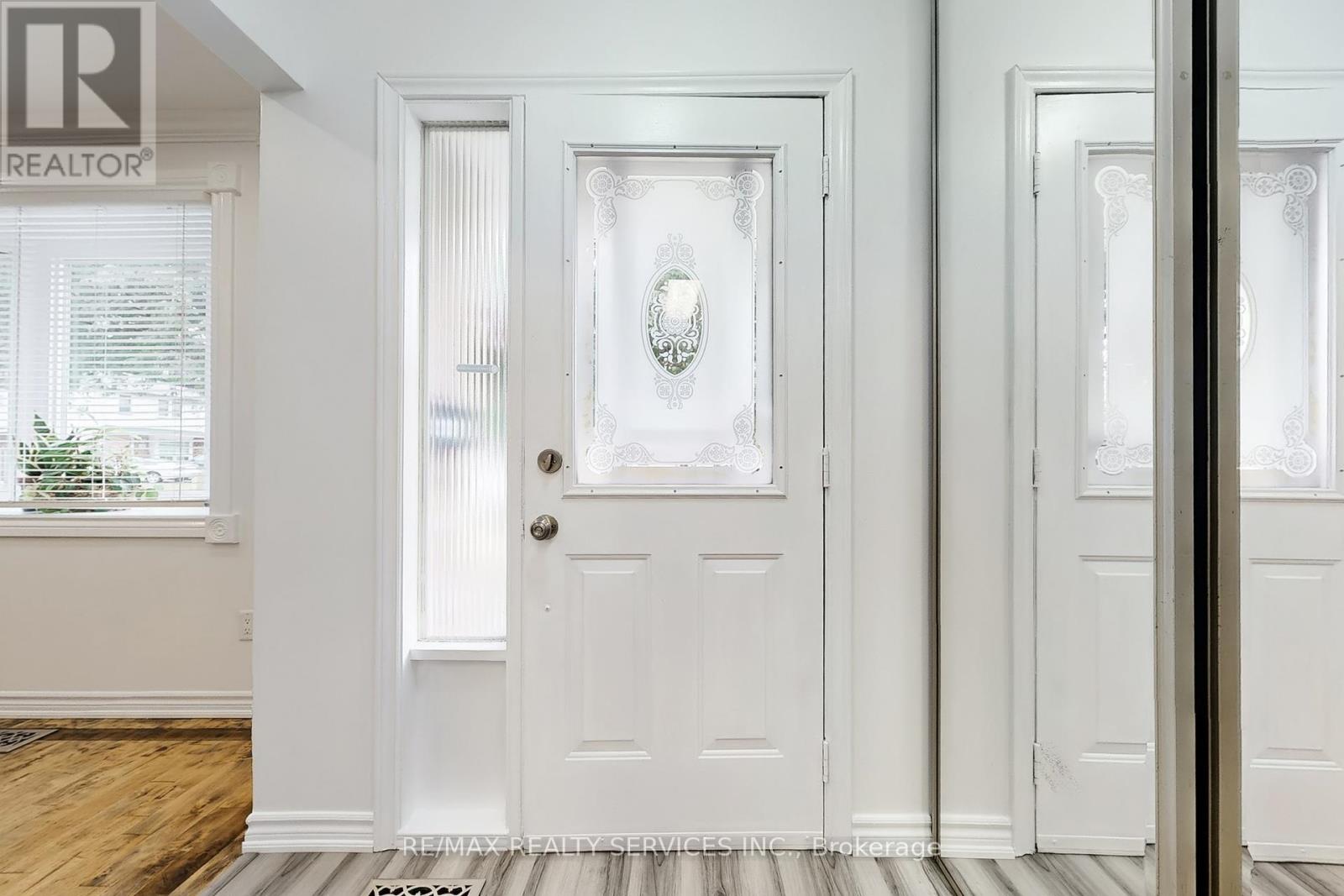 Photo 5 of 10 Minton Place, Brampton ON