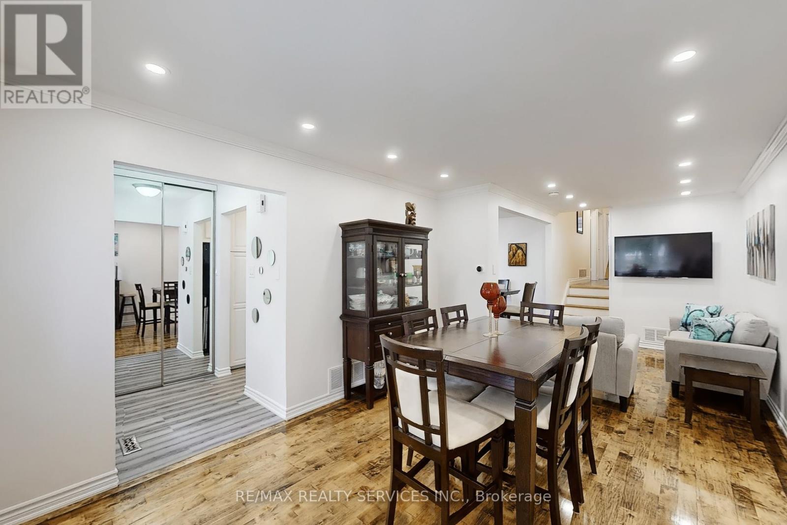 Photo 8 of 10 Minton Place, Brampton ON