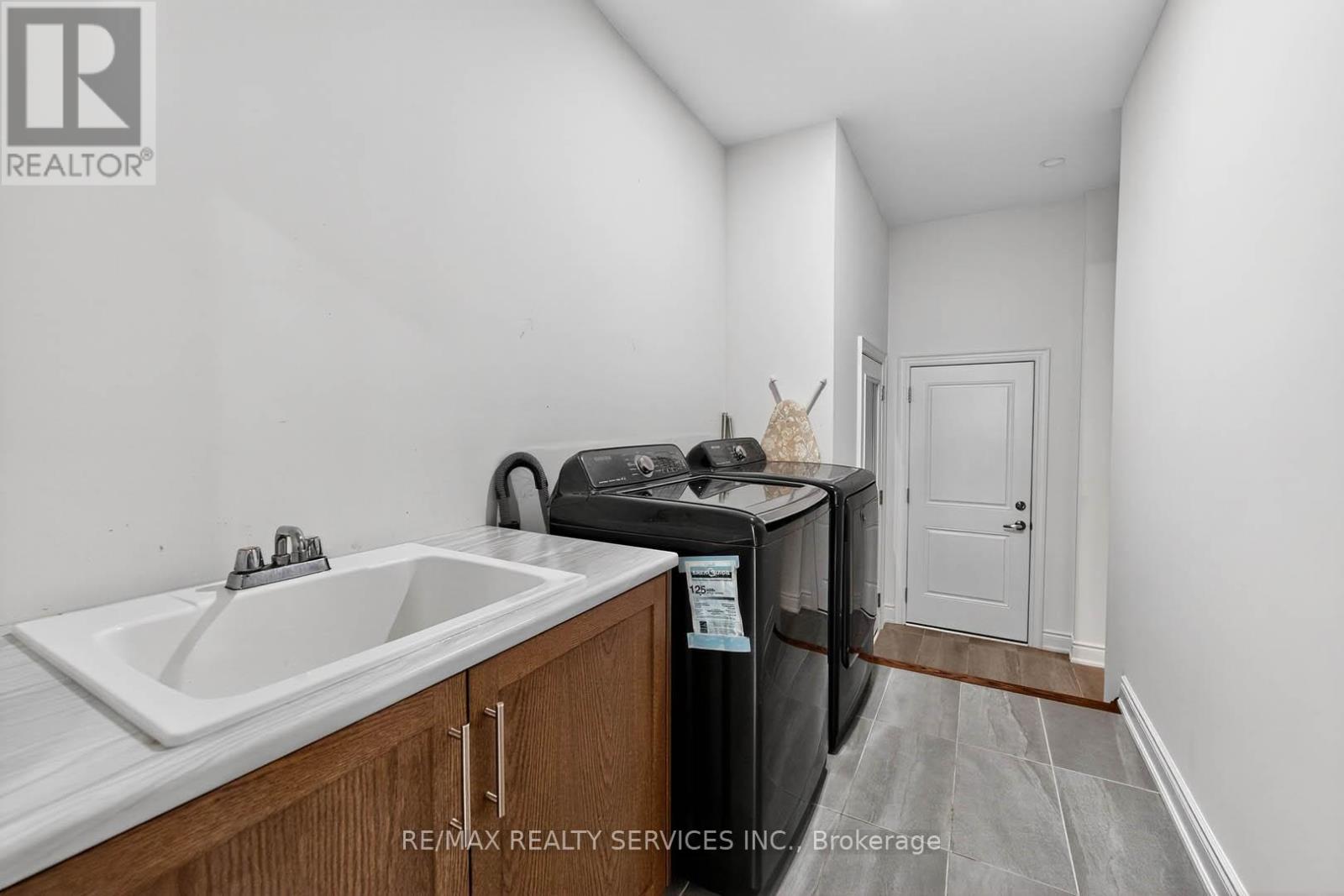 Photo 17 of 16 Workgreen Park Way, Brampton ON