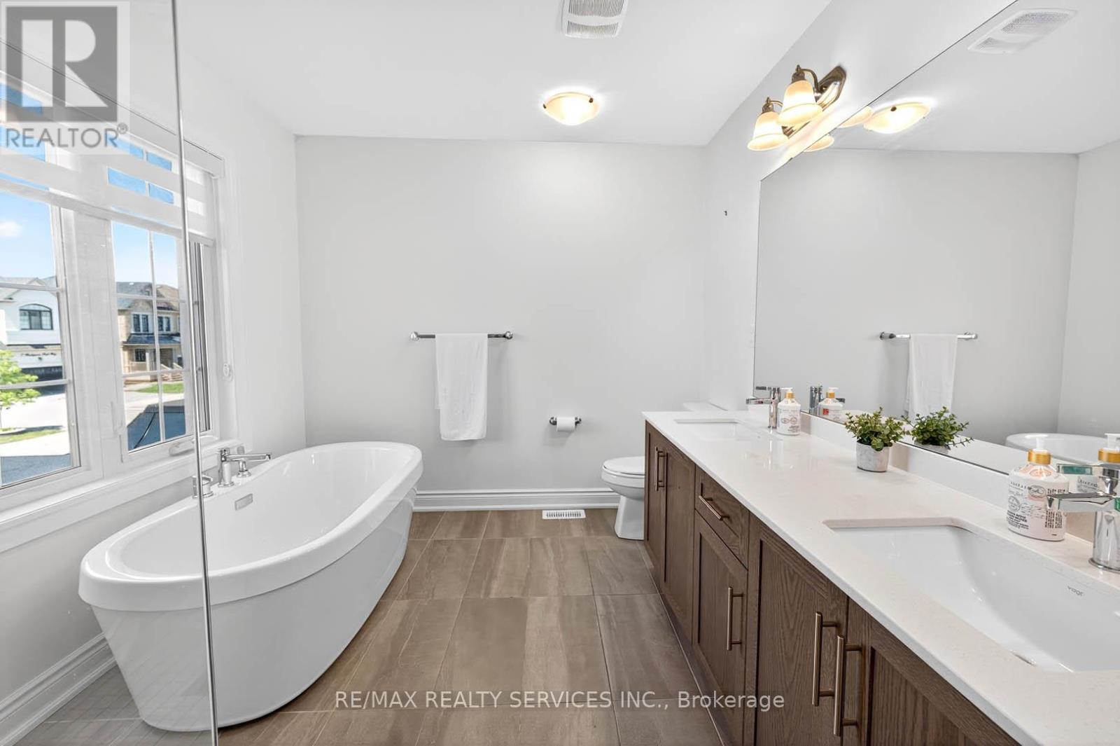 Photo 21 of 16 Workgreen Park Way, Brampton ON