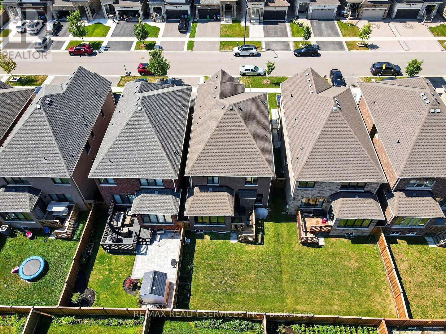 Photo 3 of 16 Workgreen Park Way, Brampton ON