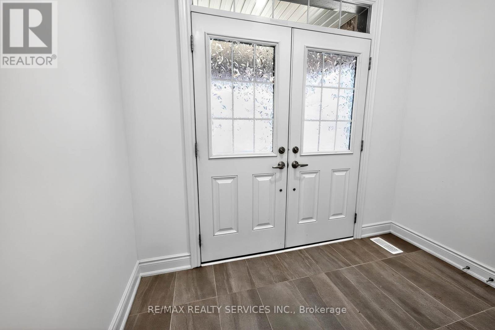 Photo 4 of 16 Workgreen Park Way, Brampton ON