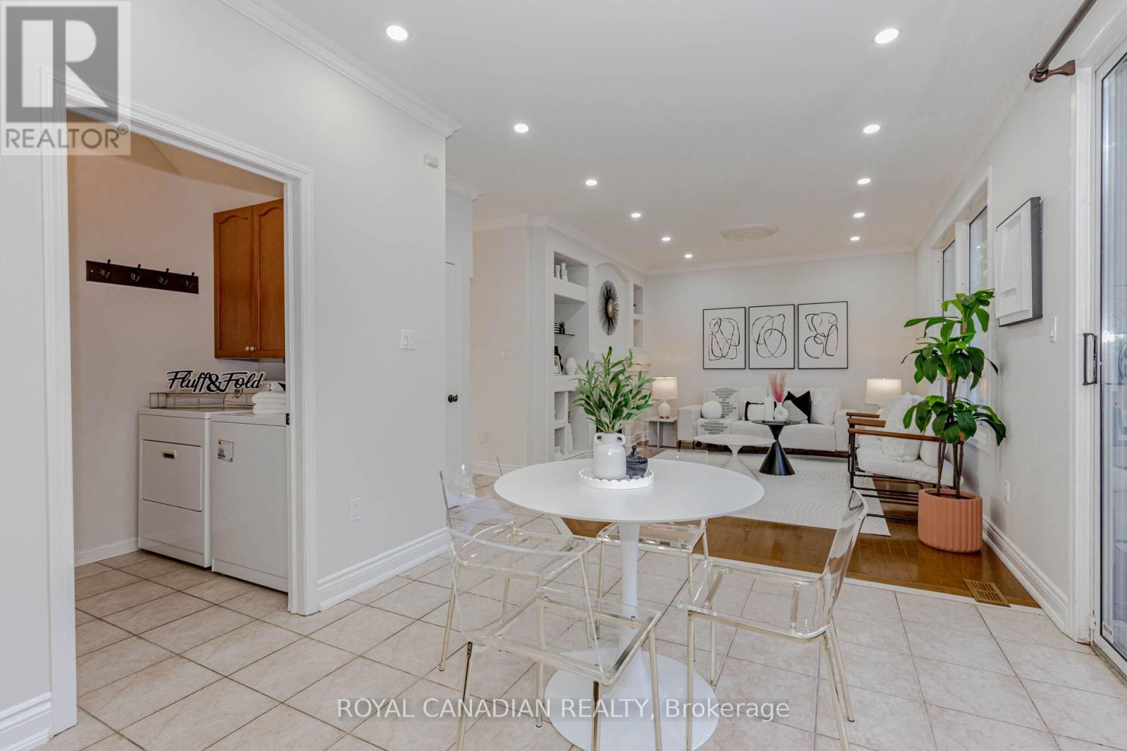 Photo 4 of 5180 Blue Spruce Avenue, Burlington ON