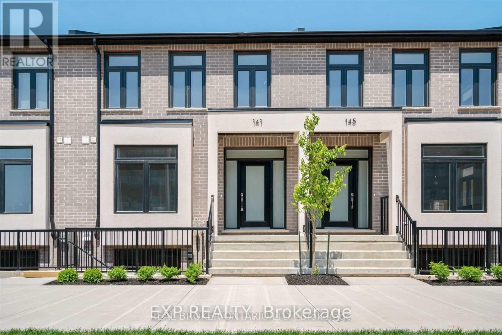 Photo 2 of 141 Summersides Boulevard, Pelham ON