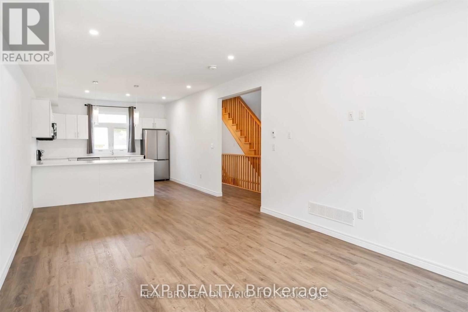Photo 4 of 141 Summersides Boulevard, Pelham ON