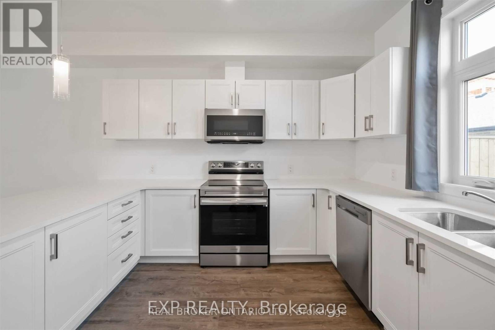 Photo 23 of 141 Summersides Boulevard, Pelham ON