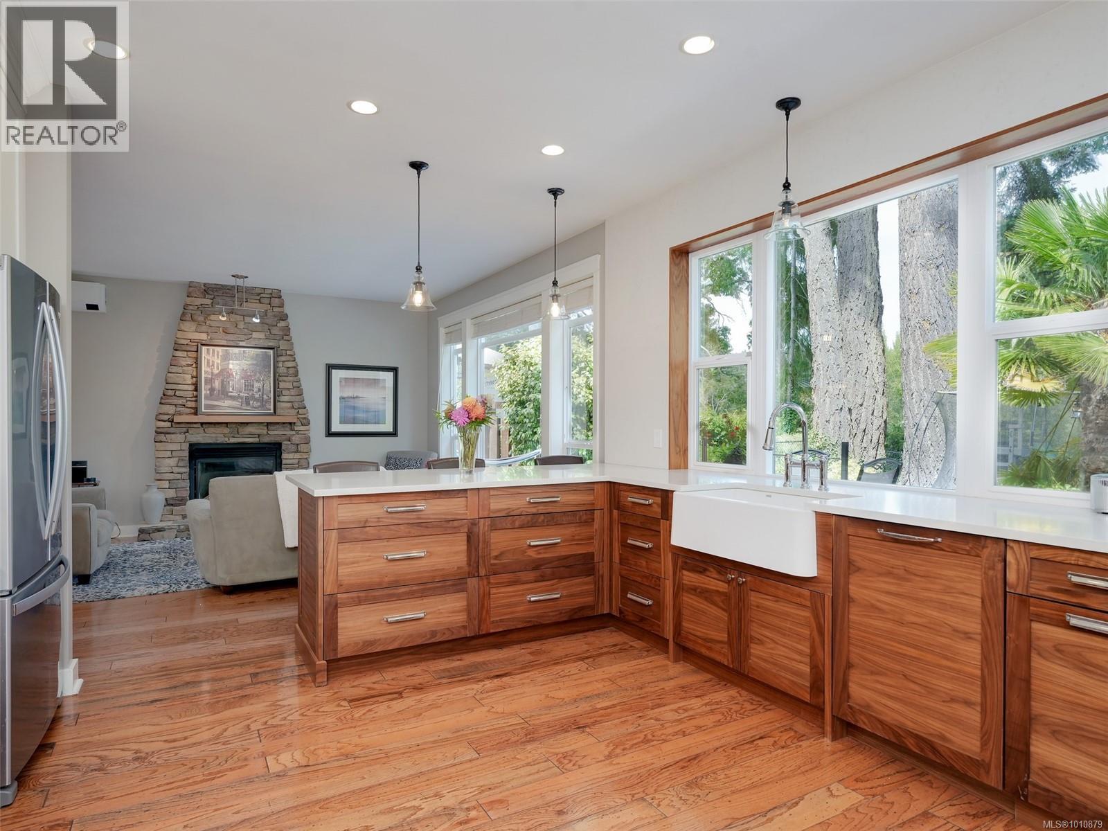Single Family House for Sale in  Caselton Pl Saanich 