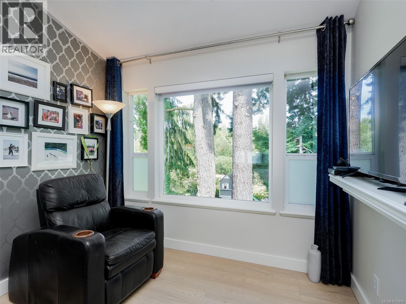 Single Family House for Sale in  Caselton Pl Saanich 