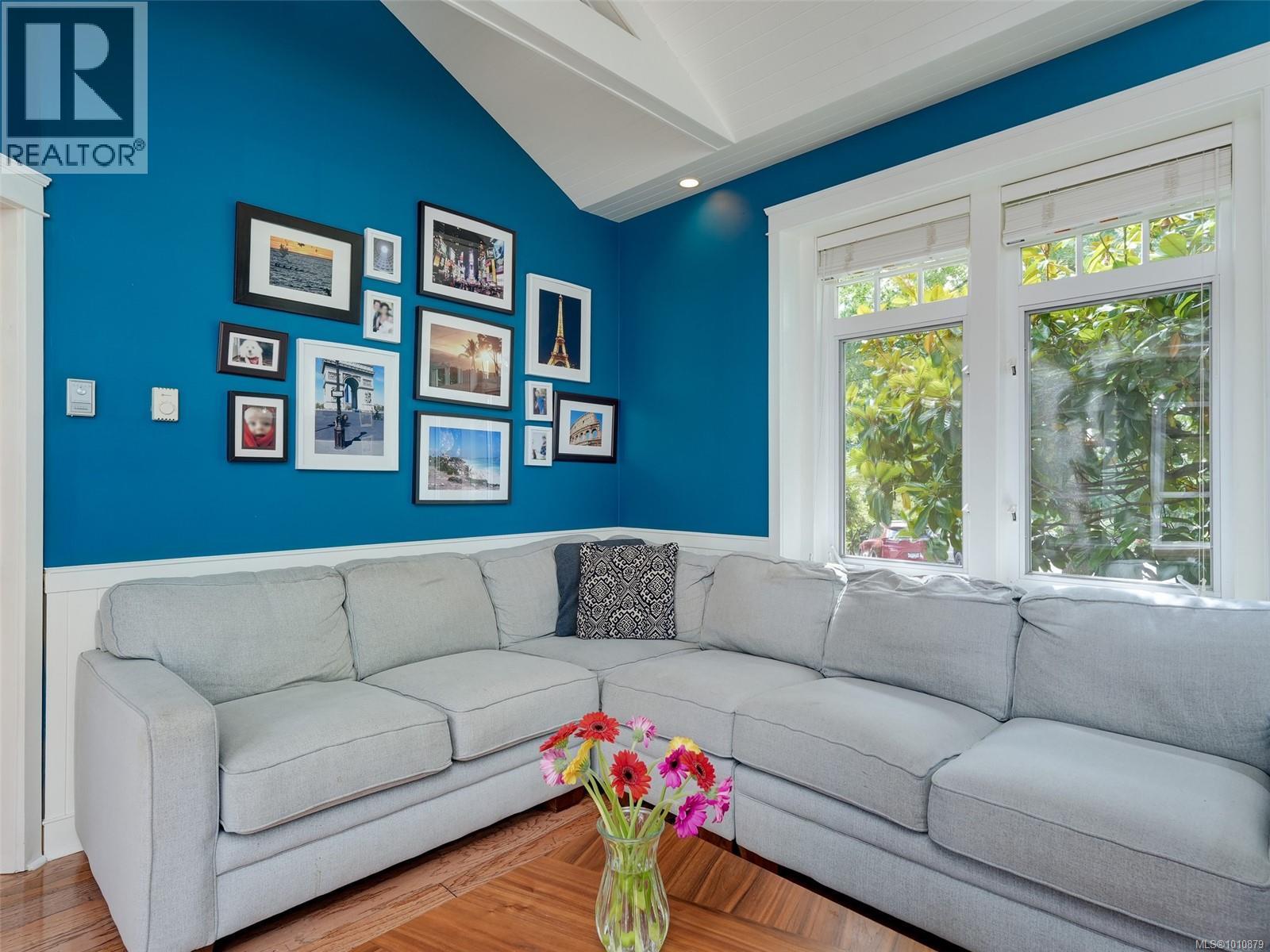 Single Family House for Sale in  Caselton Pl Saanich 
