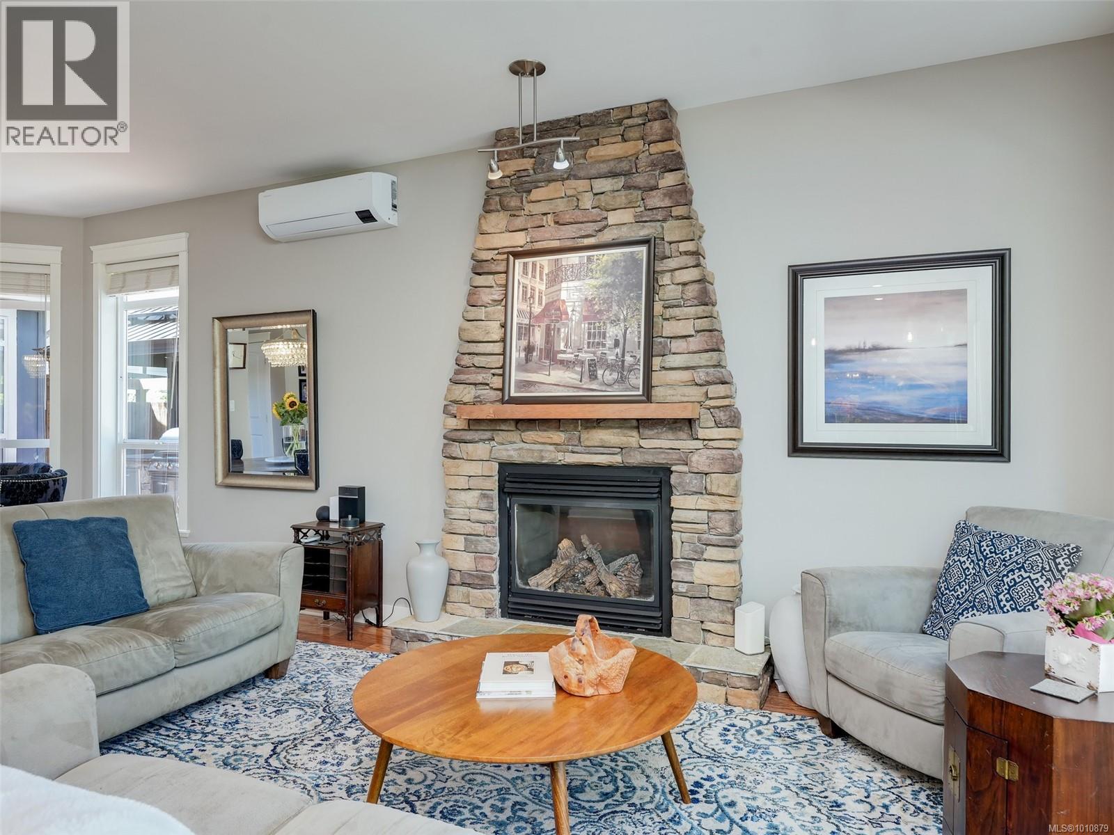 Single Family House for Sale in  Caselton Pl Saanich 