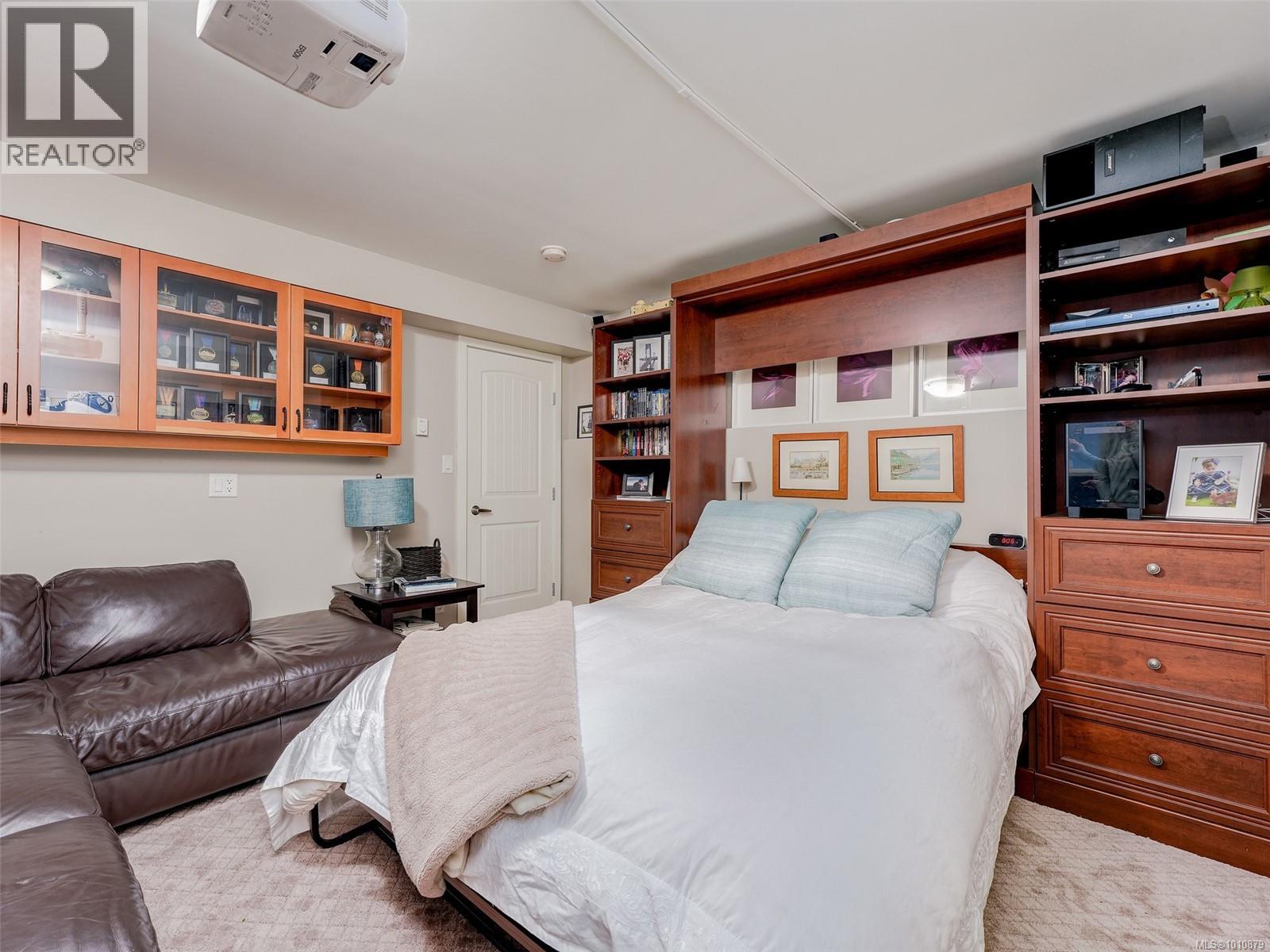 Single Family House for Sale in  Caselton Pl Saanich 