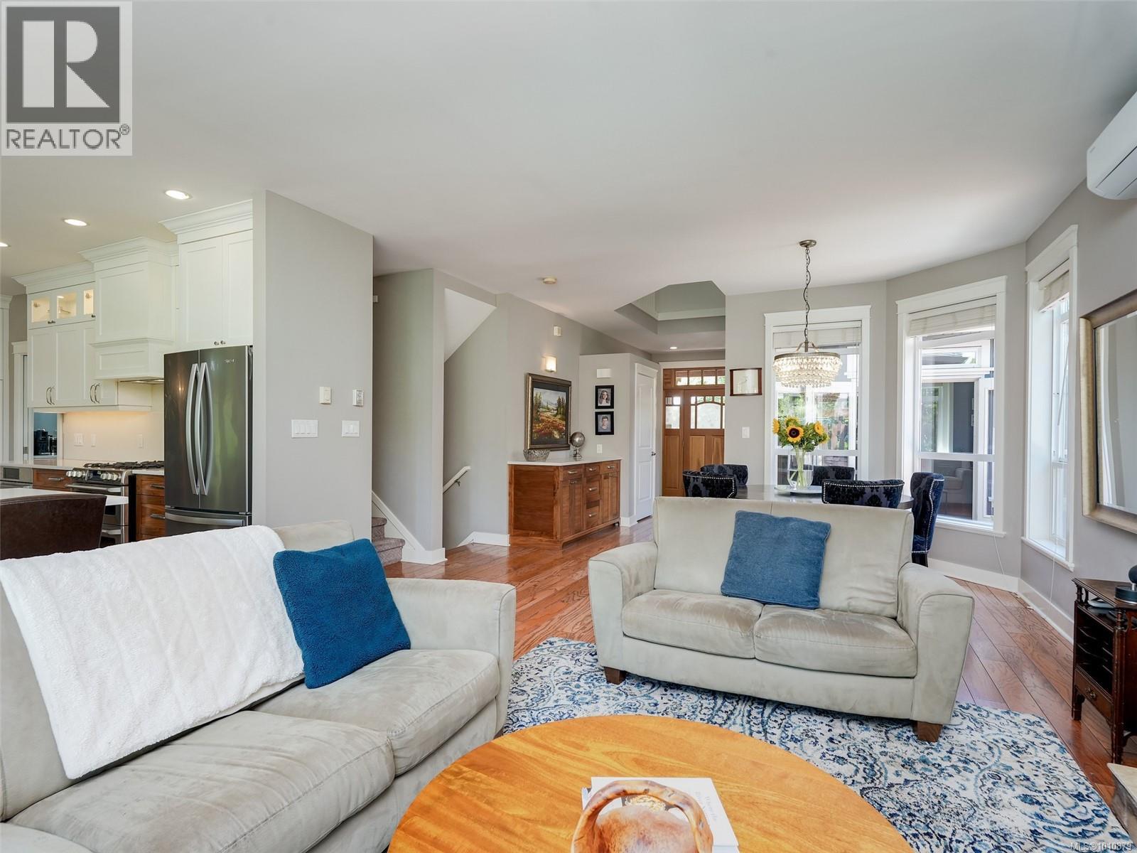 Single Family House for Sale in  Caselton Pl Saanich 