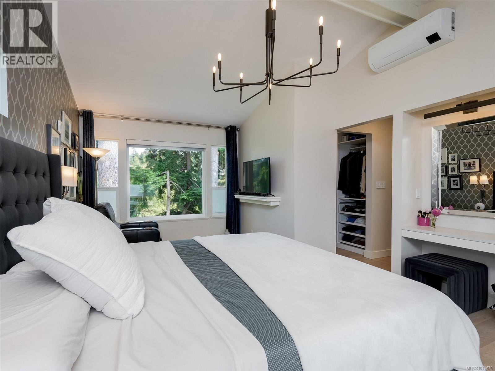 Single Family House for Sale in  Caselton Pl Saanich 