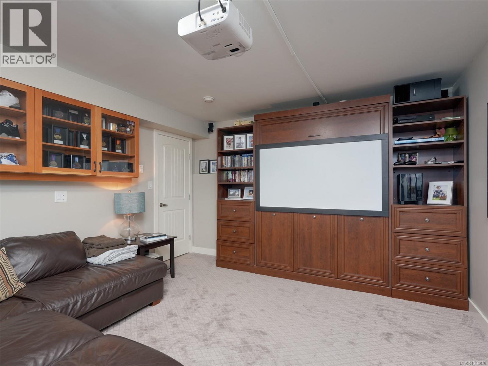Single Family House for Sale in  Caselton Pl Saanich 