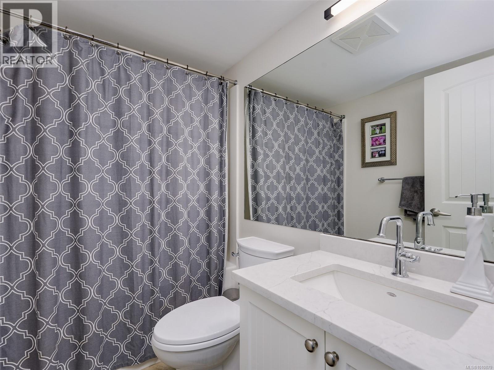 Single Family House for Sale in  Caselton Pl Saanich 