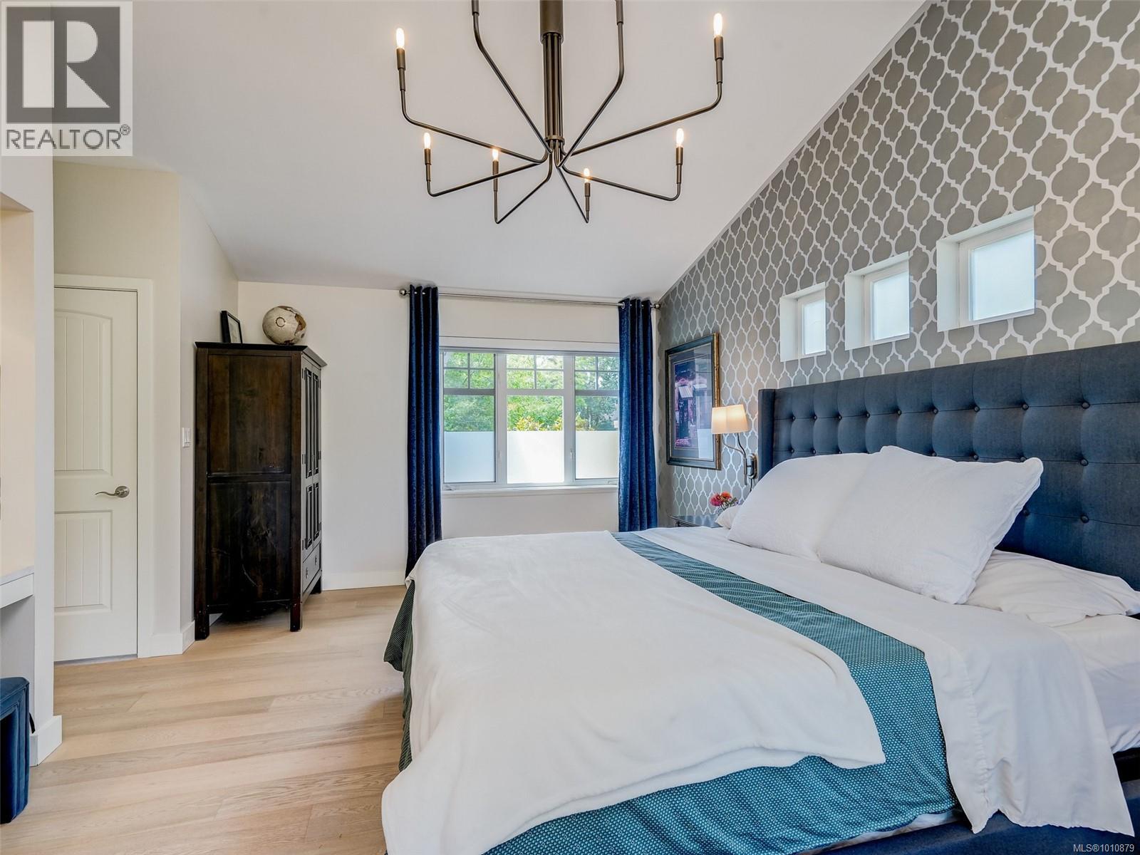 Single Family House for Sale in  Caselton Pl Saanich 