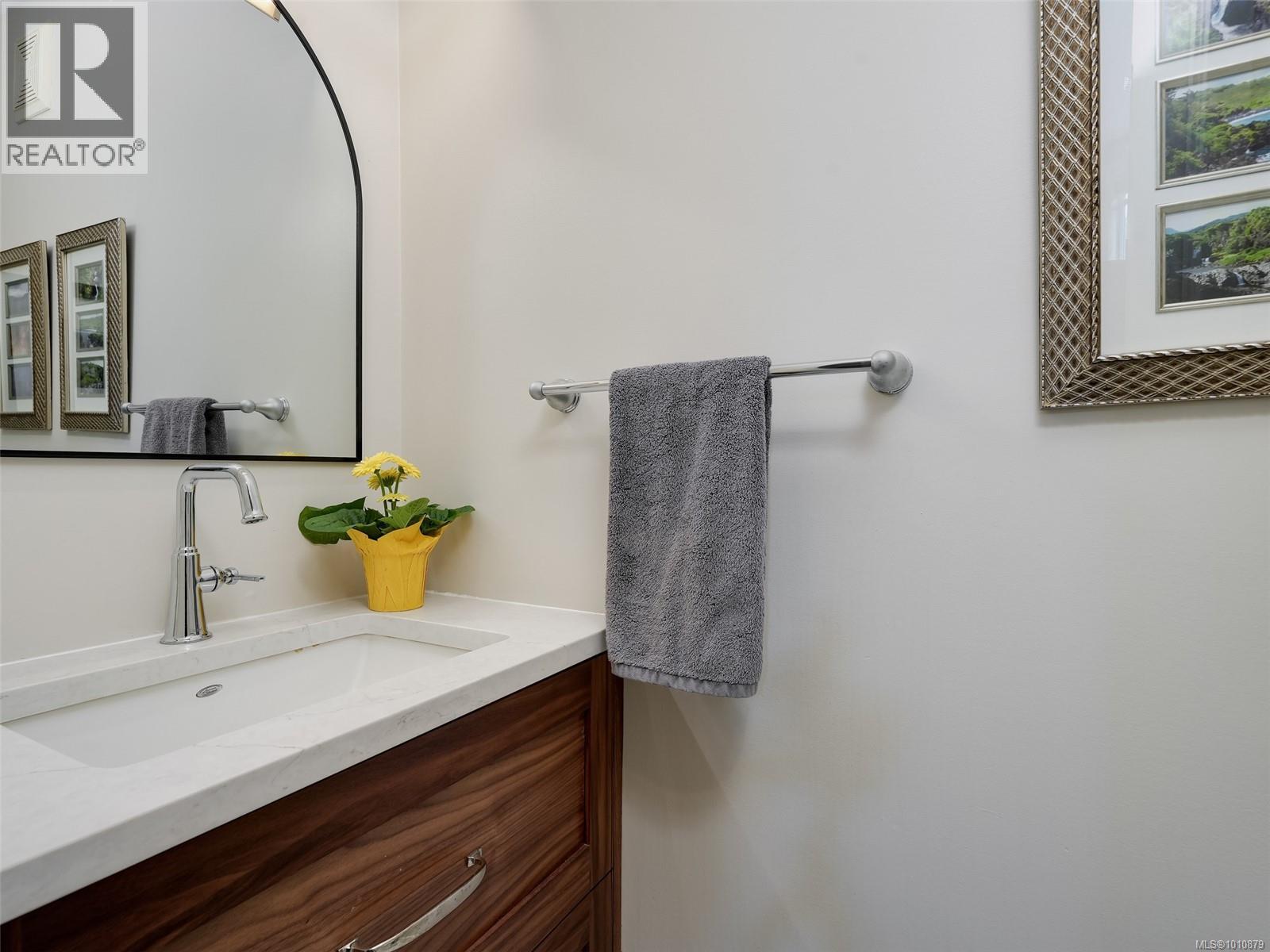 Single Family House for Sale in  Caselton Pl Saanich 