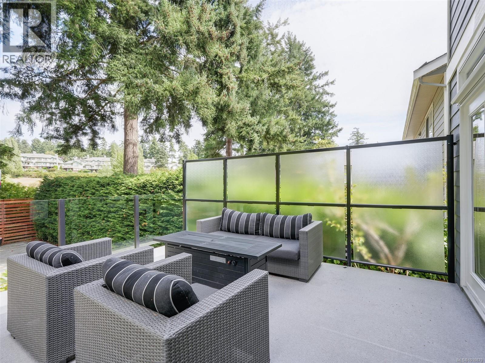 Single Family House for Sale in  Caselton Pl Saanich 