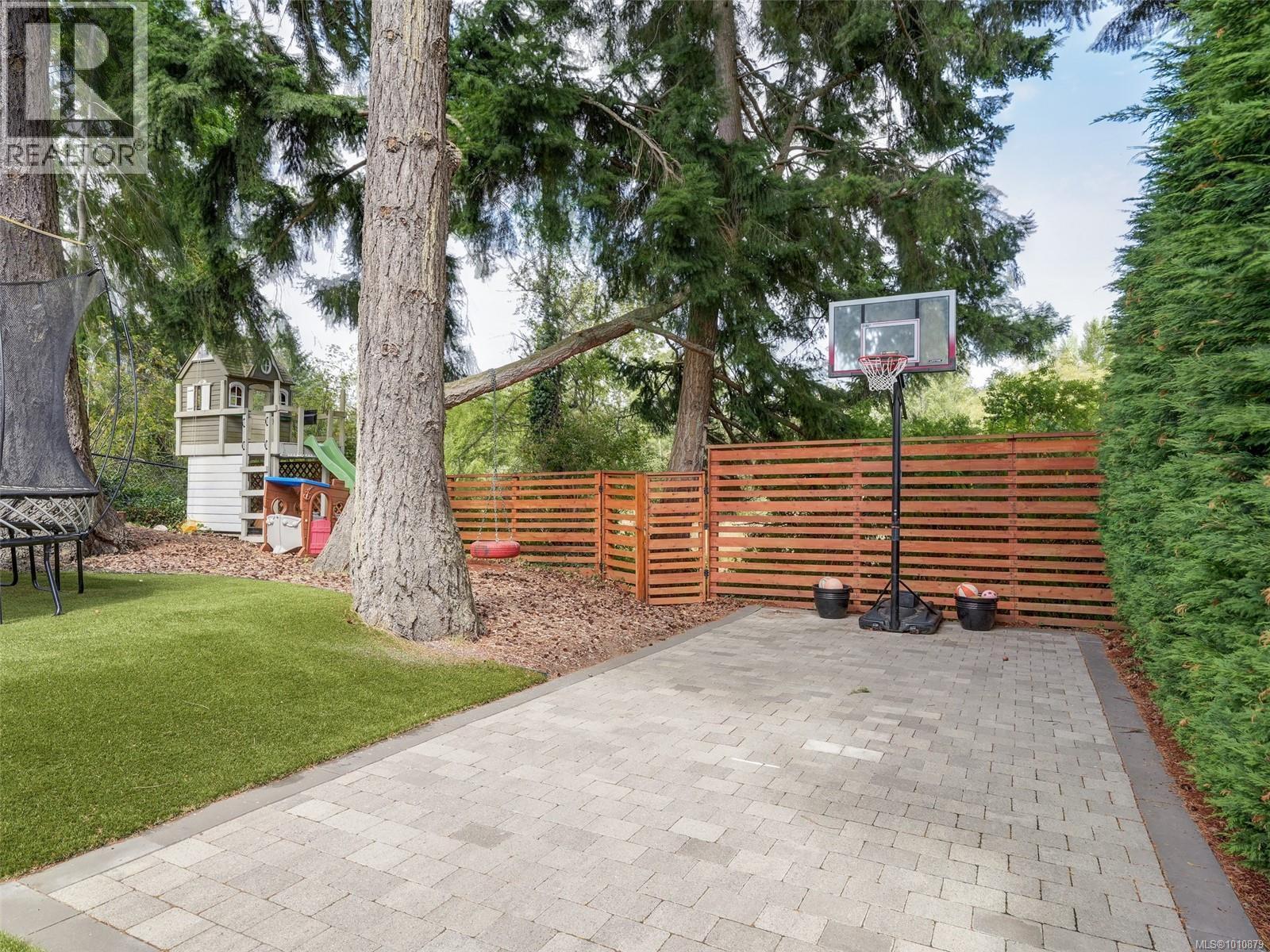 Single Family House for Sale in  Caselton Pl Saanich 