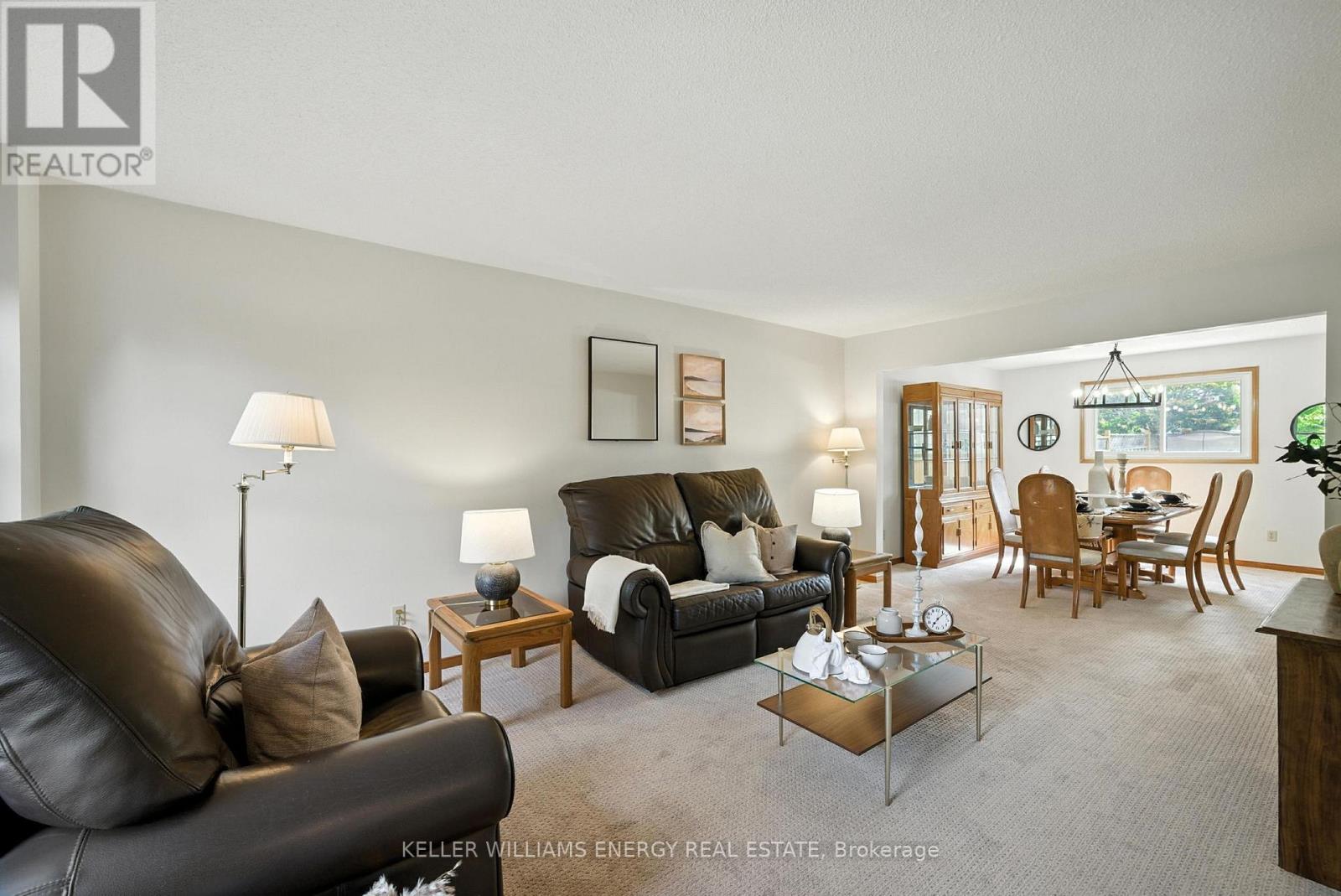 Photo 8 of 49 Cairns Drive, Markham ON