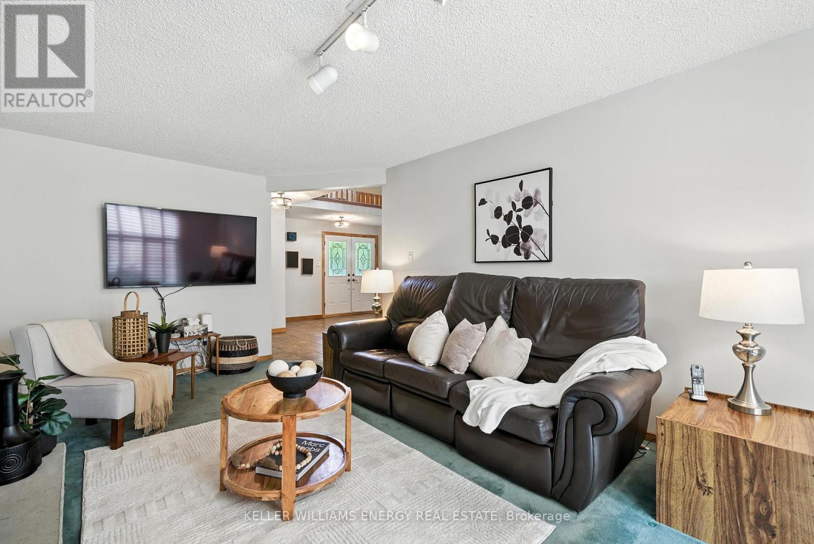 Photo 9 of 49 Cairns Drive, Markham ON