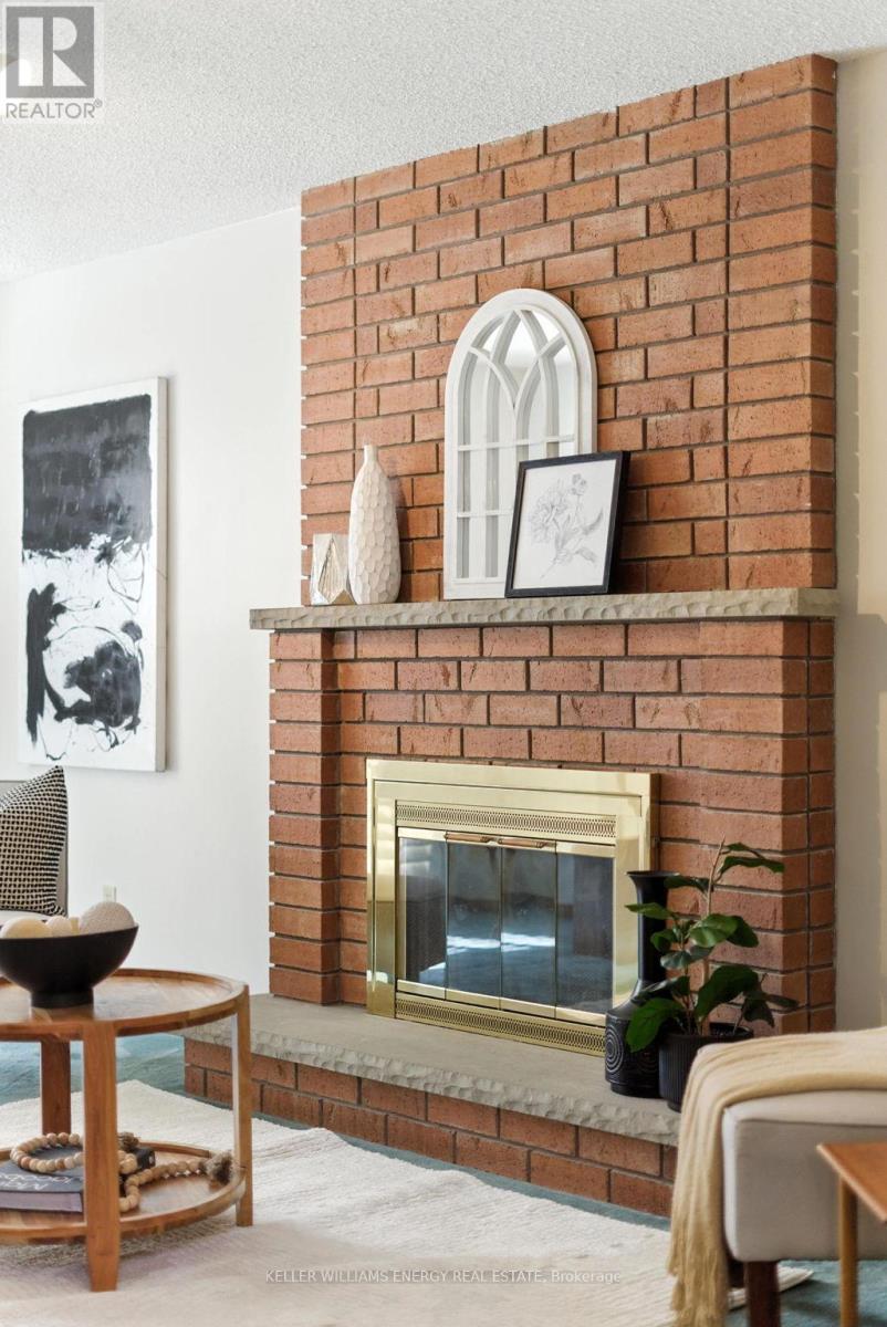 Photo 11 of 49 Cairns Drive, Markham ON