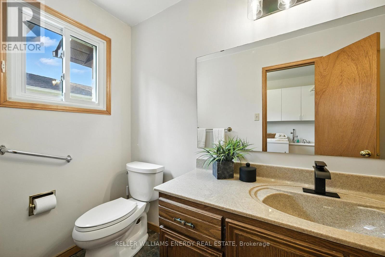 Photo 35 of 49 Cairns Drive, Markham ON