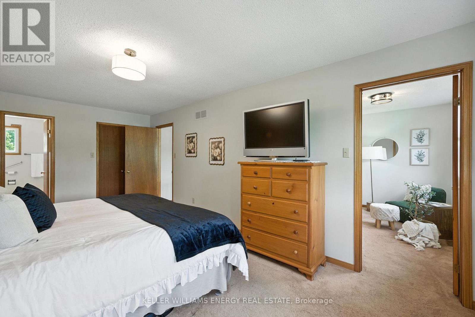 Photo 3 of 49 Cairns Drive, Markham ON