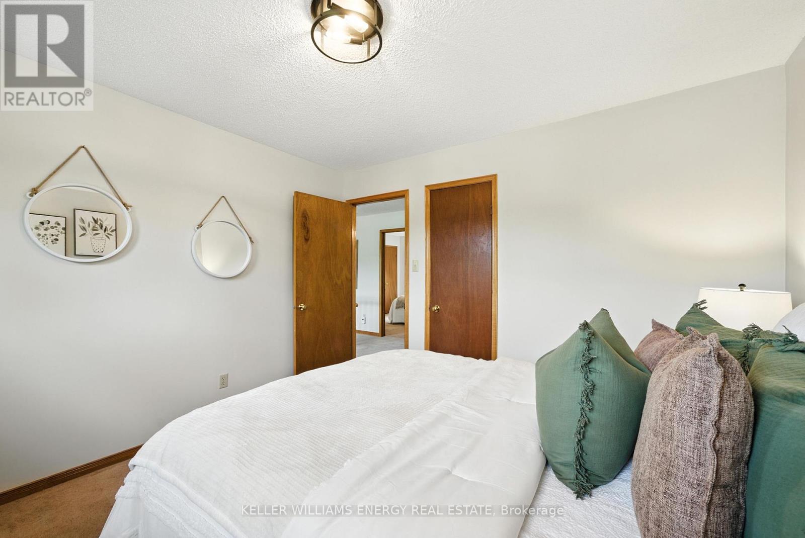 Photo 7 of 49 Cairns Drive, Markham ON