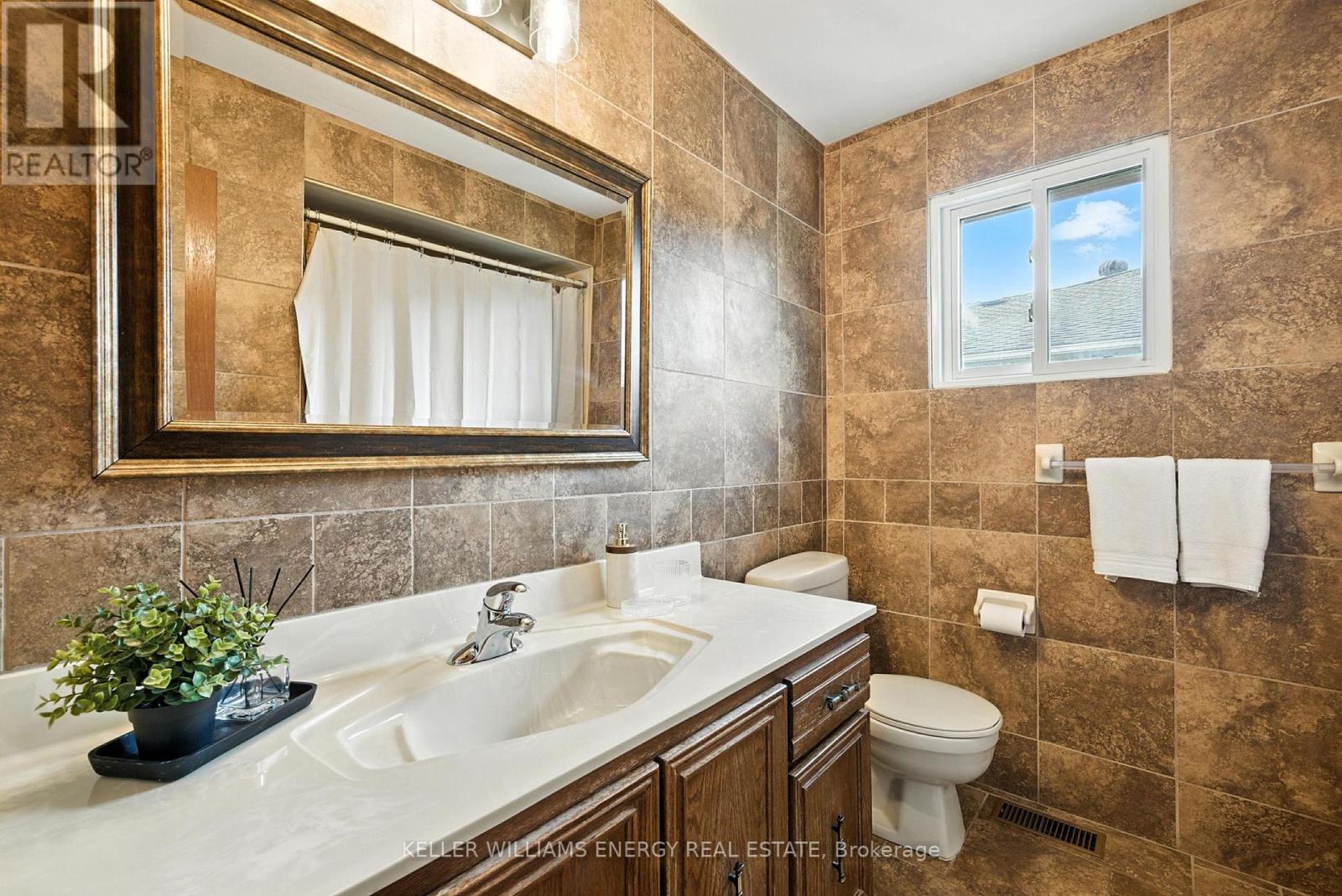Photo 30 of 49 Cairns Drive, Markham ON